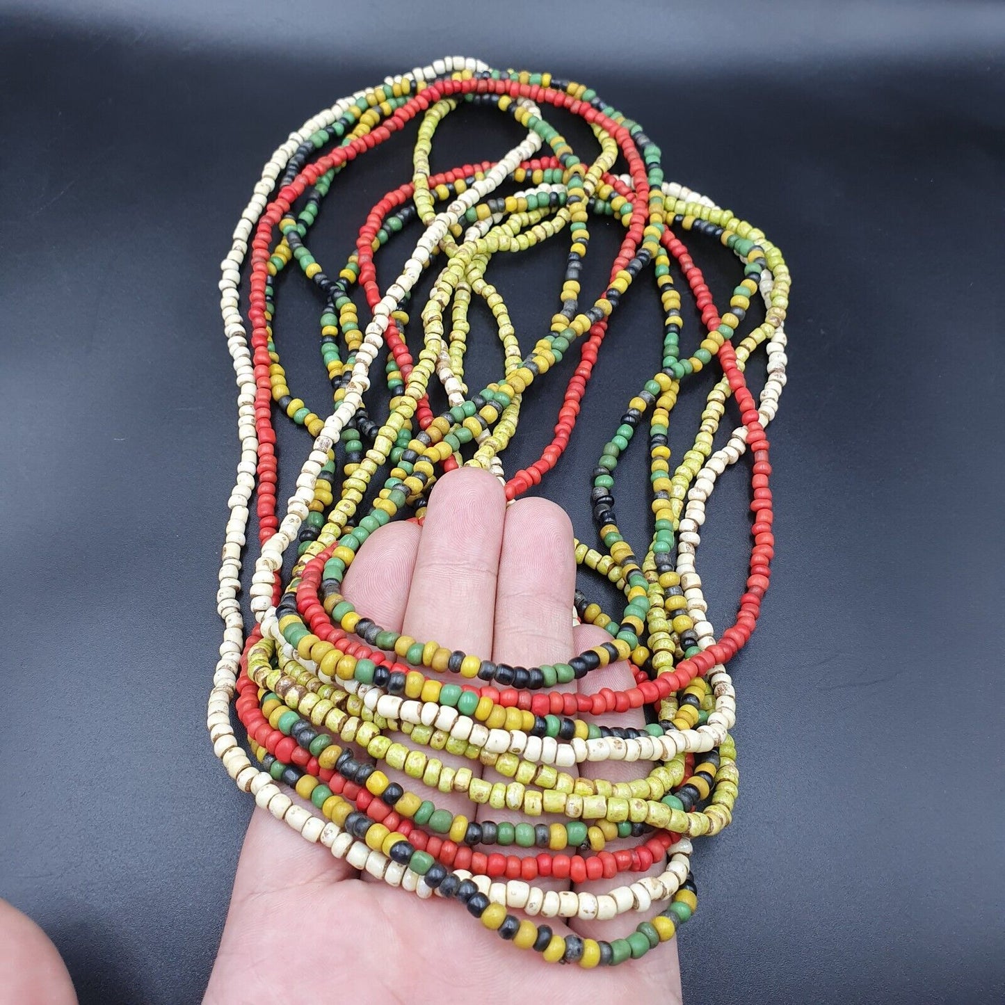 Lot 5 Stränge ALTE AFRIKANISCHE Schwarz Rot Weiß Grün GLASPERLEN Extra lange Stränge