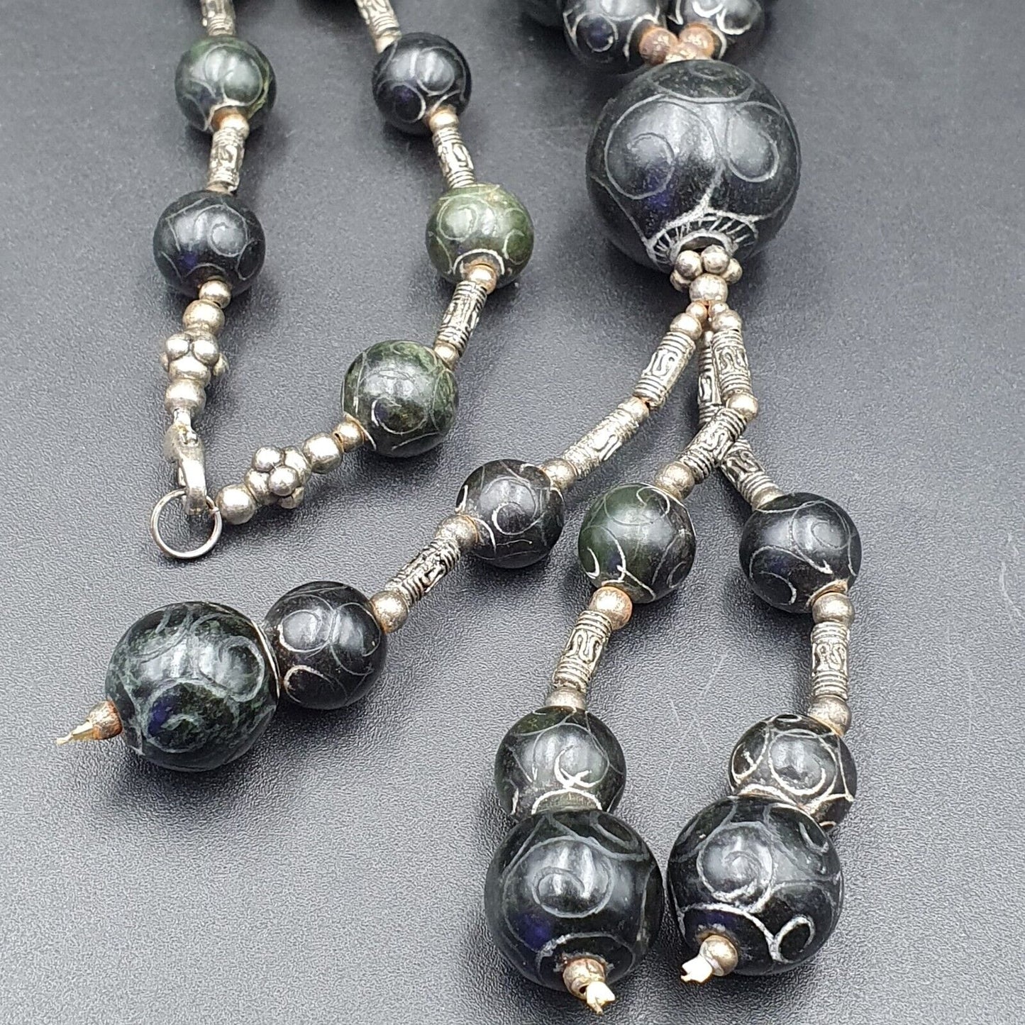 Antike chinesische Schnitzerei Jade tibetische Nephrit Jade Perlen Halskette