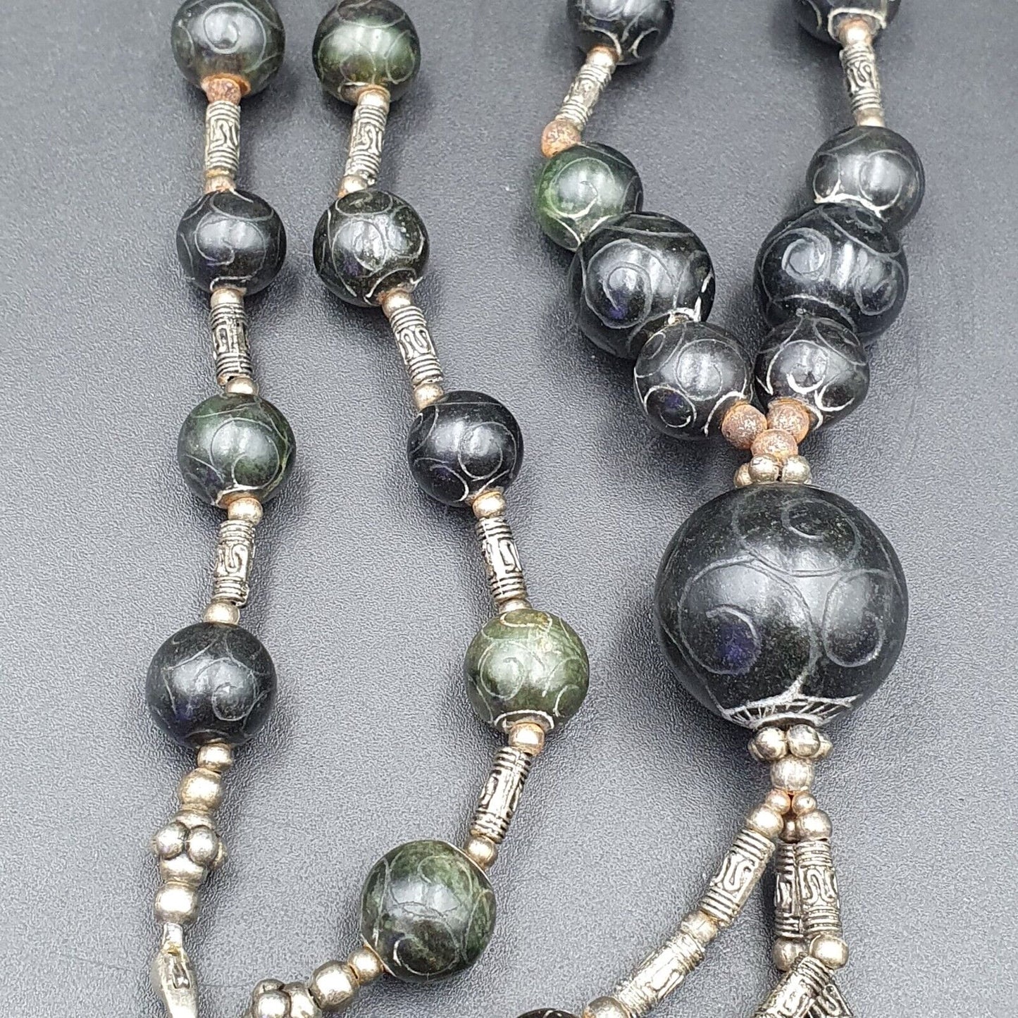 Antike chinesische Schnitzerei Jade tibetische Nephrit Jade Perlen Halskette