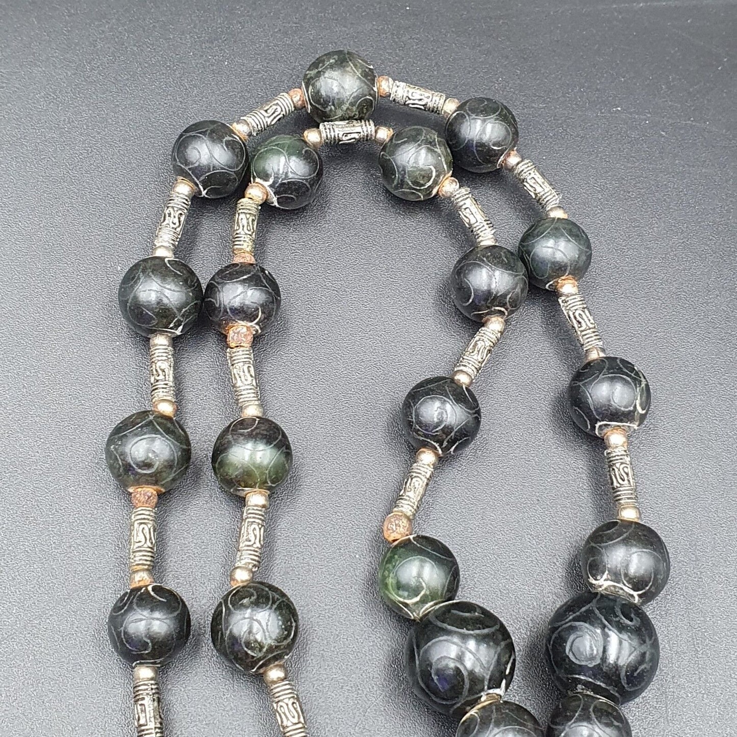 Antike chinesische Schnitzerei Jade tibetische Nephrit Jade Perlen Halskette