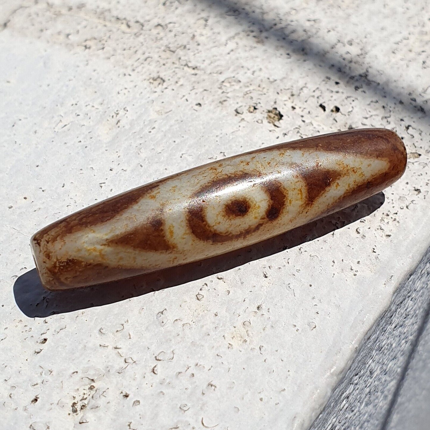 Seltene Himalaya-tibetische Dzi-Mala-Perle mit doppelten einzigartigen Augen und spirituellem Amulett