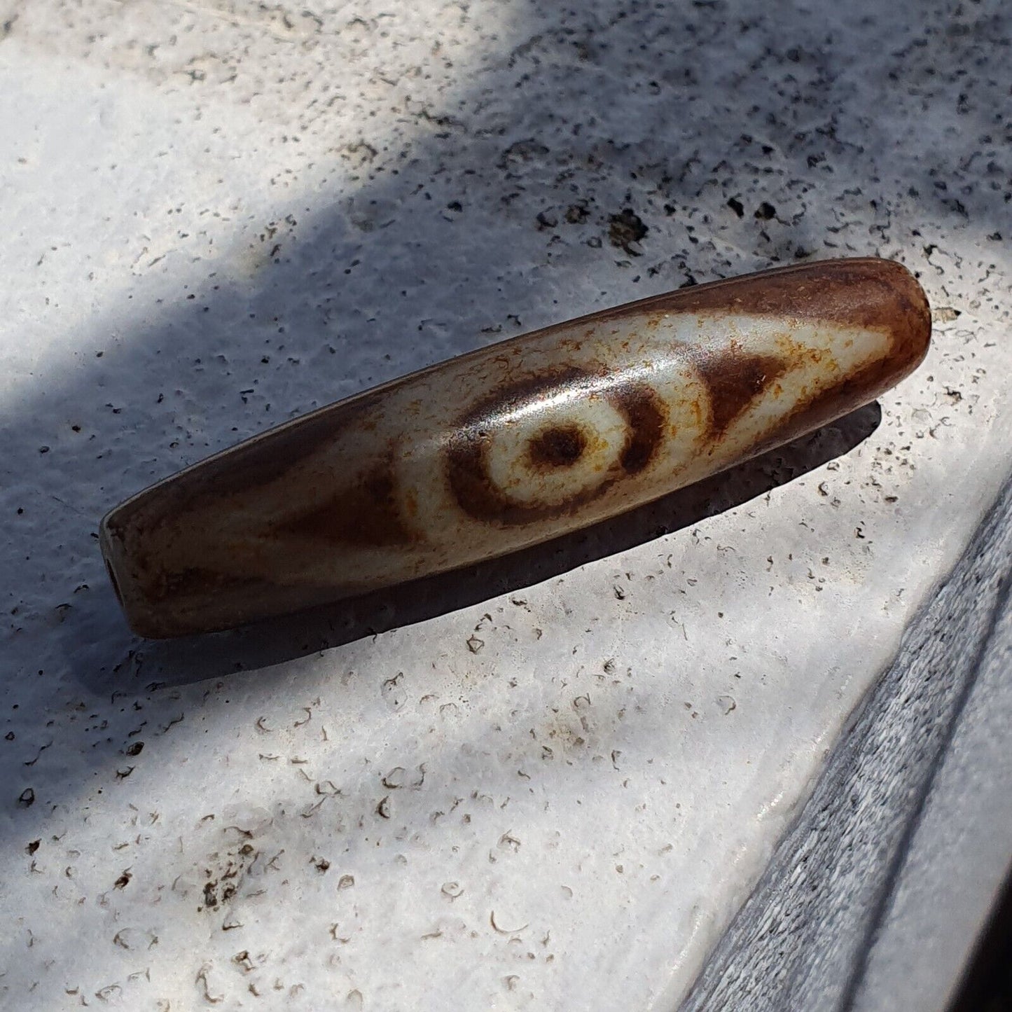 Seltene Himalaya-tibetische Dzi-Mala-Perle mit doppelten einzigartigen Augen und spirituellem Amulett