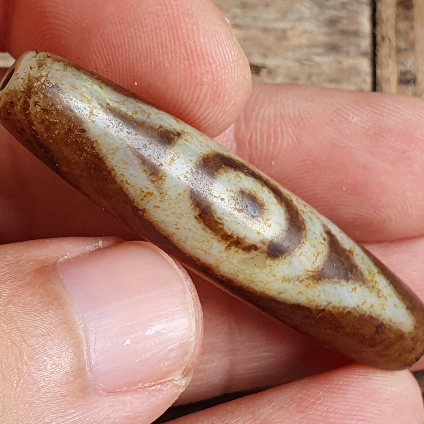 Seltene Himalaya-tibetische Dzi-Mala-Perle mit doppelten einzigartigen Augen und spirituellem Amulett