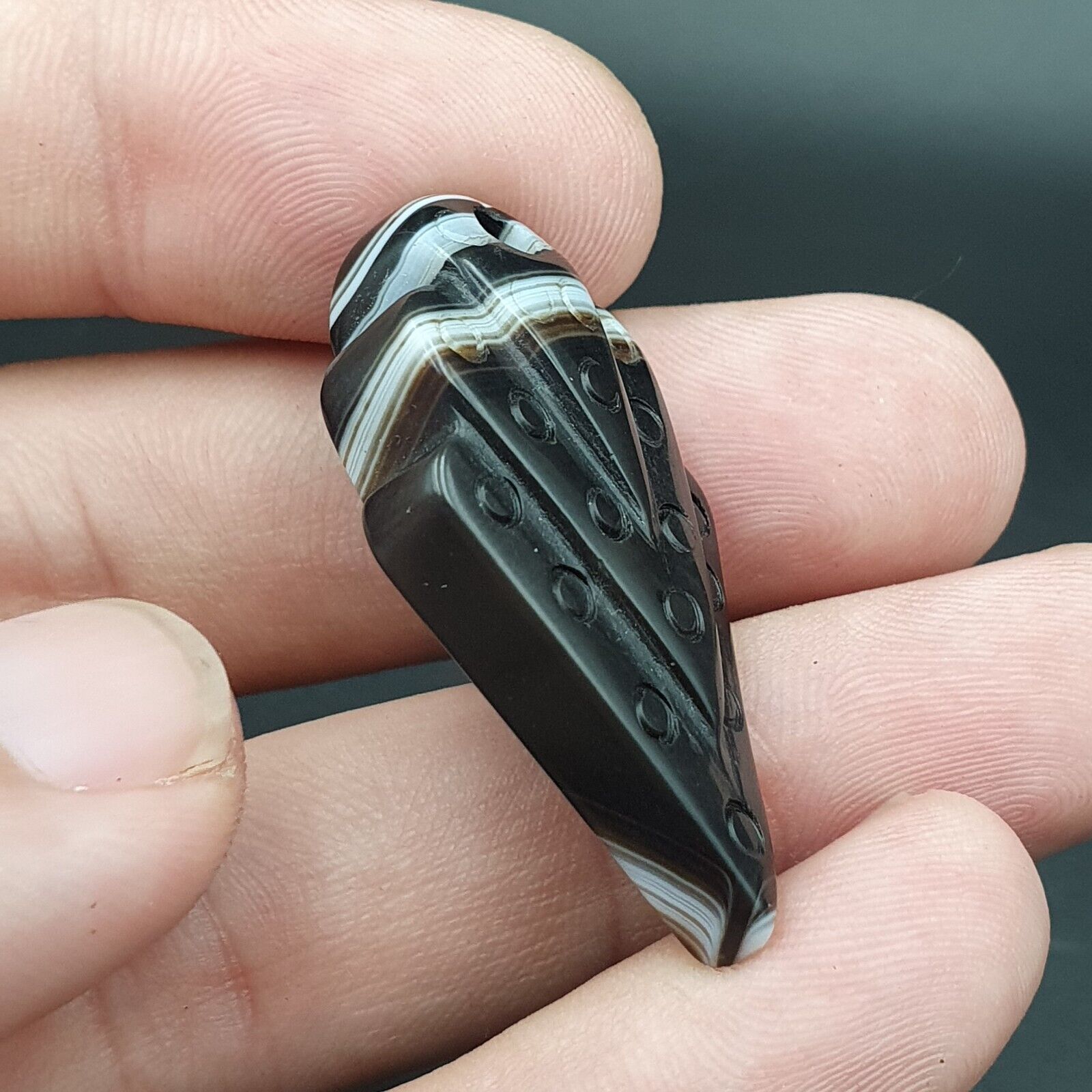 lot 2 Antique Himalayan Tibetan Arrow Shape carving Agate Amulet Bead #126