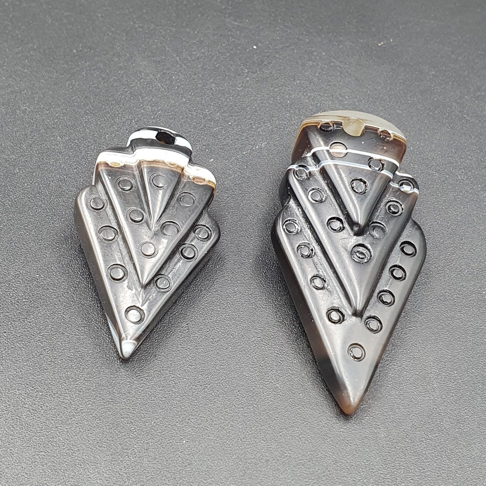 lot 2 Antique Himalayan Tibetan Arrow Shape carving Agate Amulet Bead #126