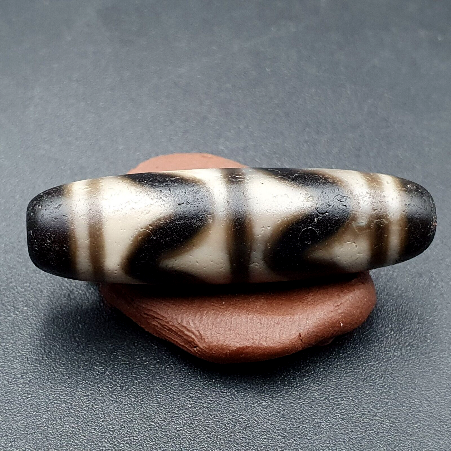 B#2 Antike tibetische alte Achat-Perle mit kraftvollem Dzi-Amulett