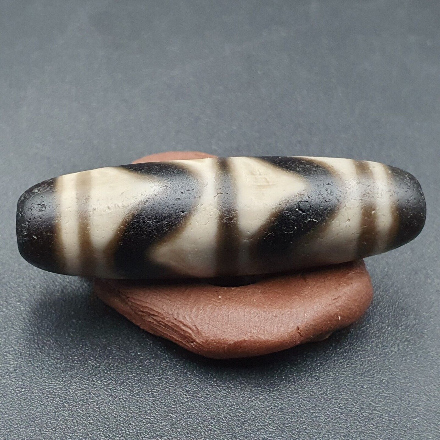 B#2 Antike tibetische alte Achat-Perle mit kraftvollem Dzi-Amulett