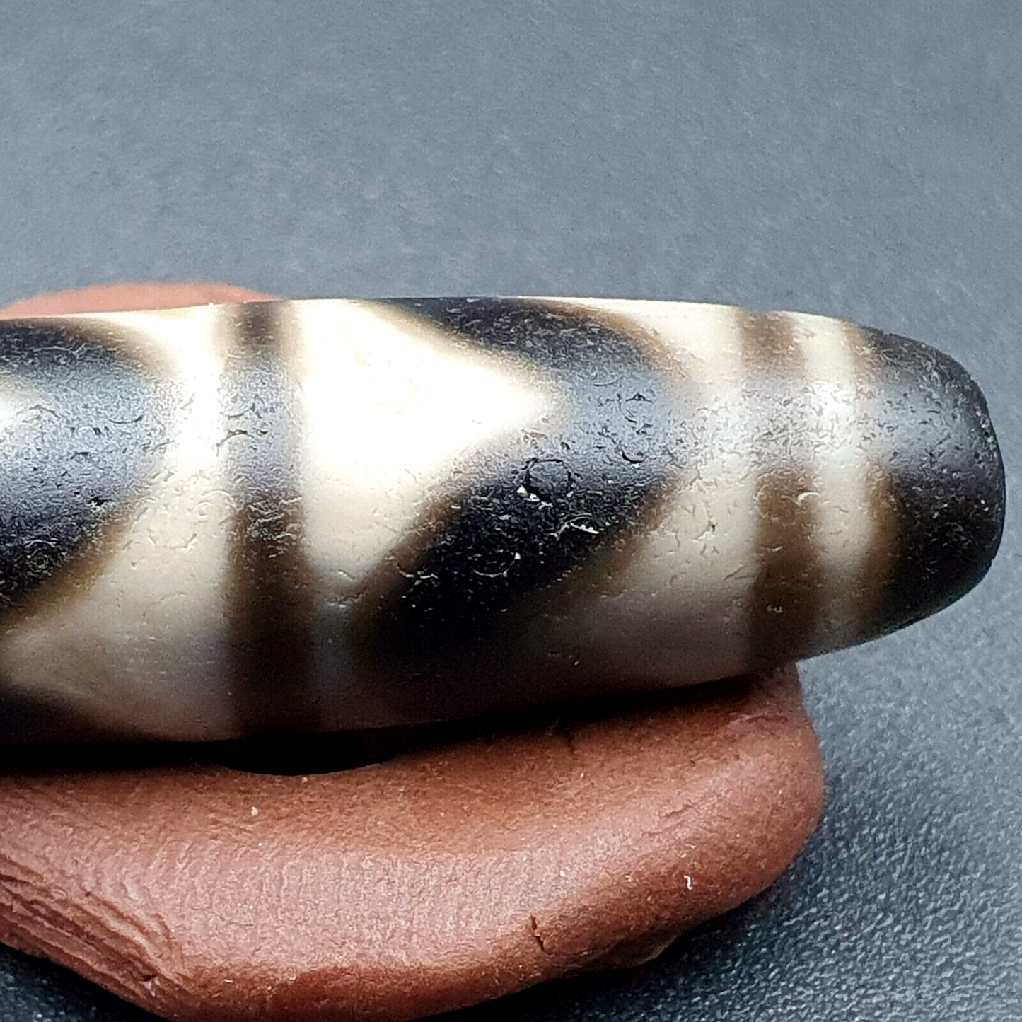B#2 Antike tibetische alte Achat-Perle mit kraftvollem Dzi-Amulett