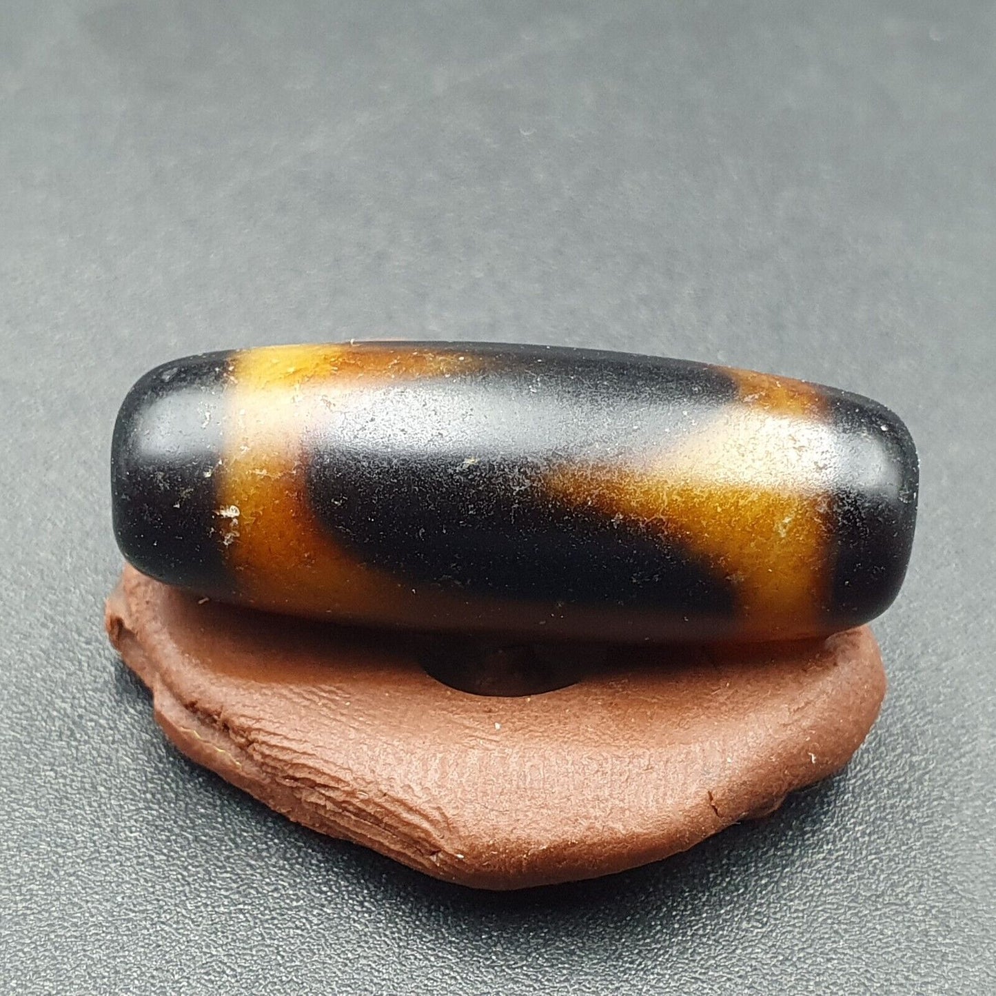 B#4 Antike tibetische alte Achat-Perle mit kraftvollem Dzi-Amulett