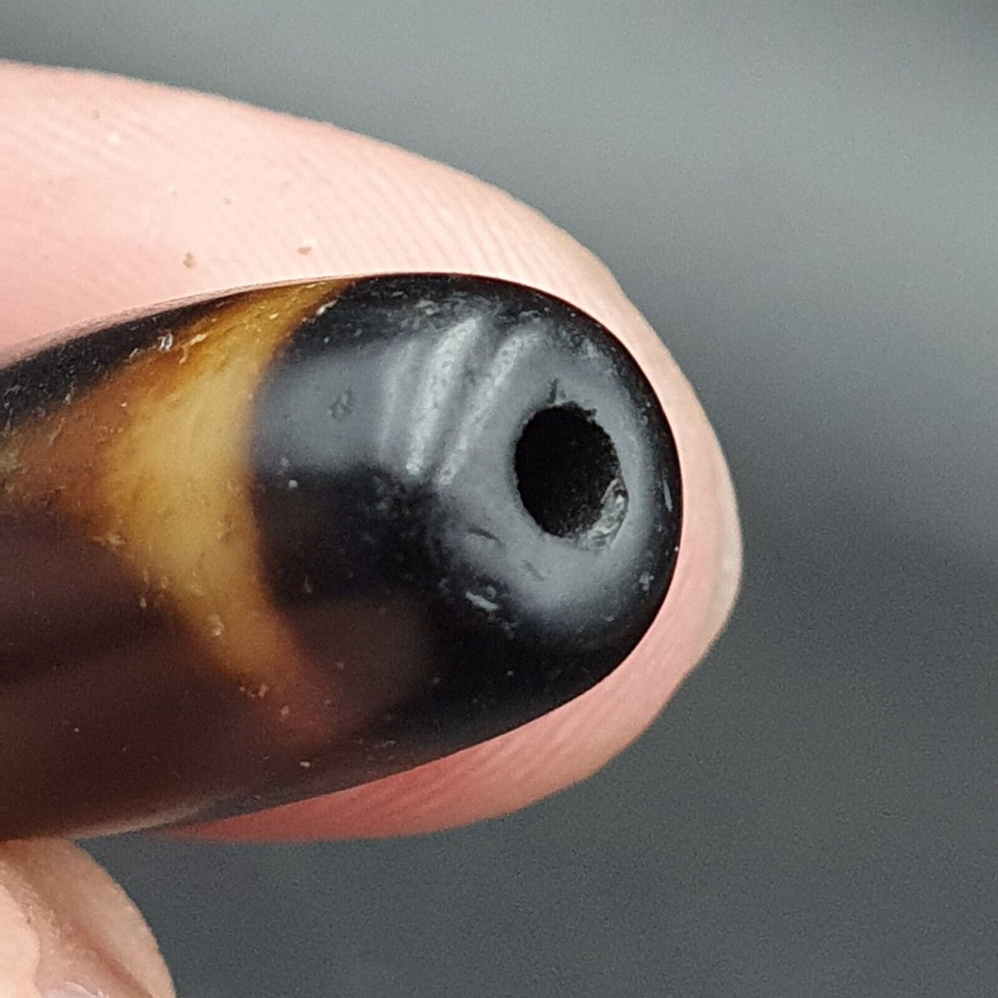 B#4 Antike tibetische alte Achat-Perle mit kraftvollem Dzi-Amulett
