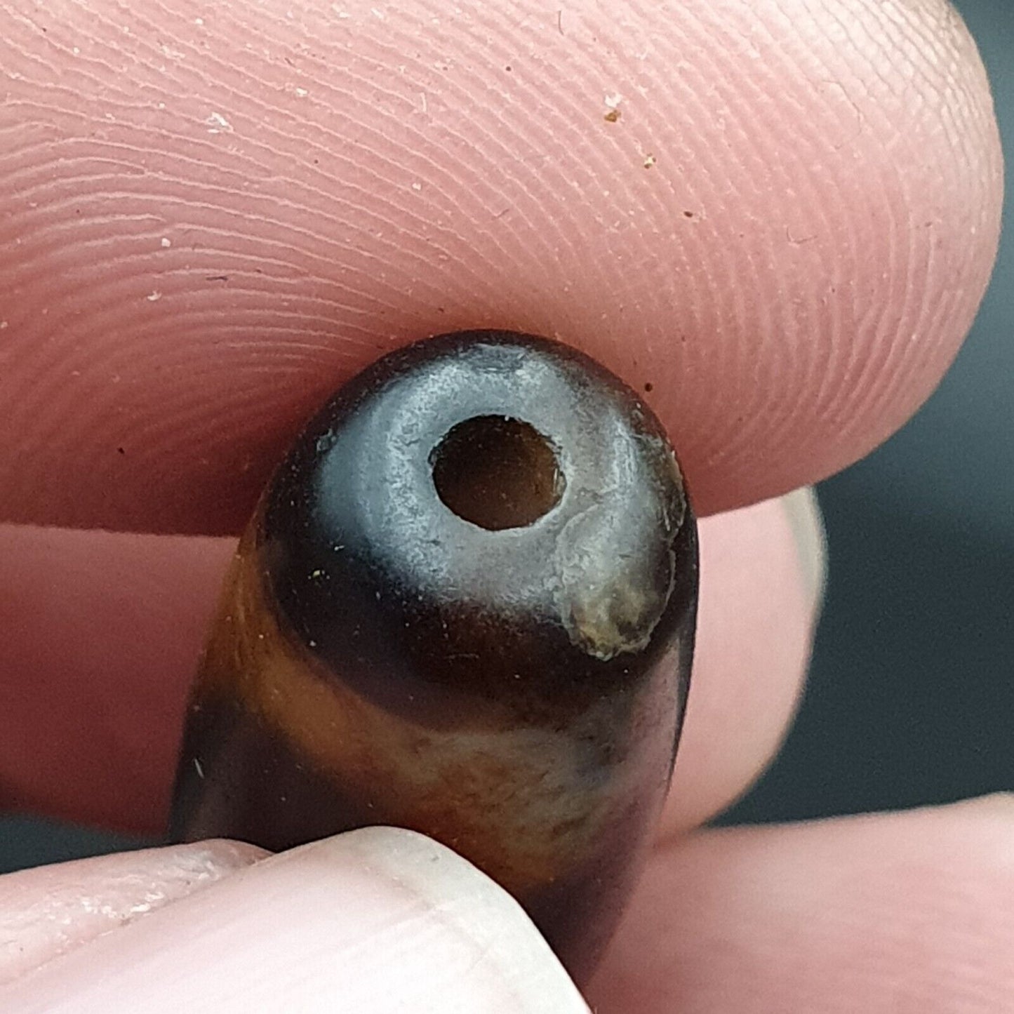B#4 Antike tibetische alte Achat-Perle mit kraftvollem Dzi-Amulett