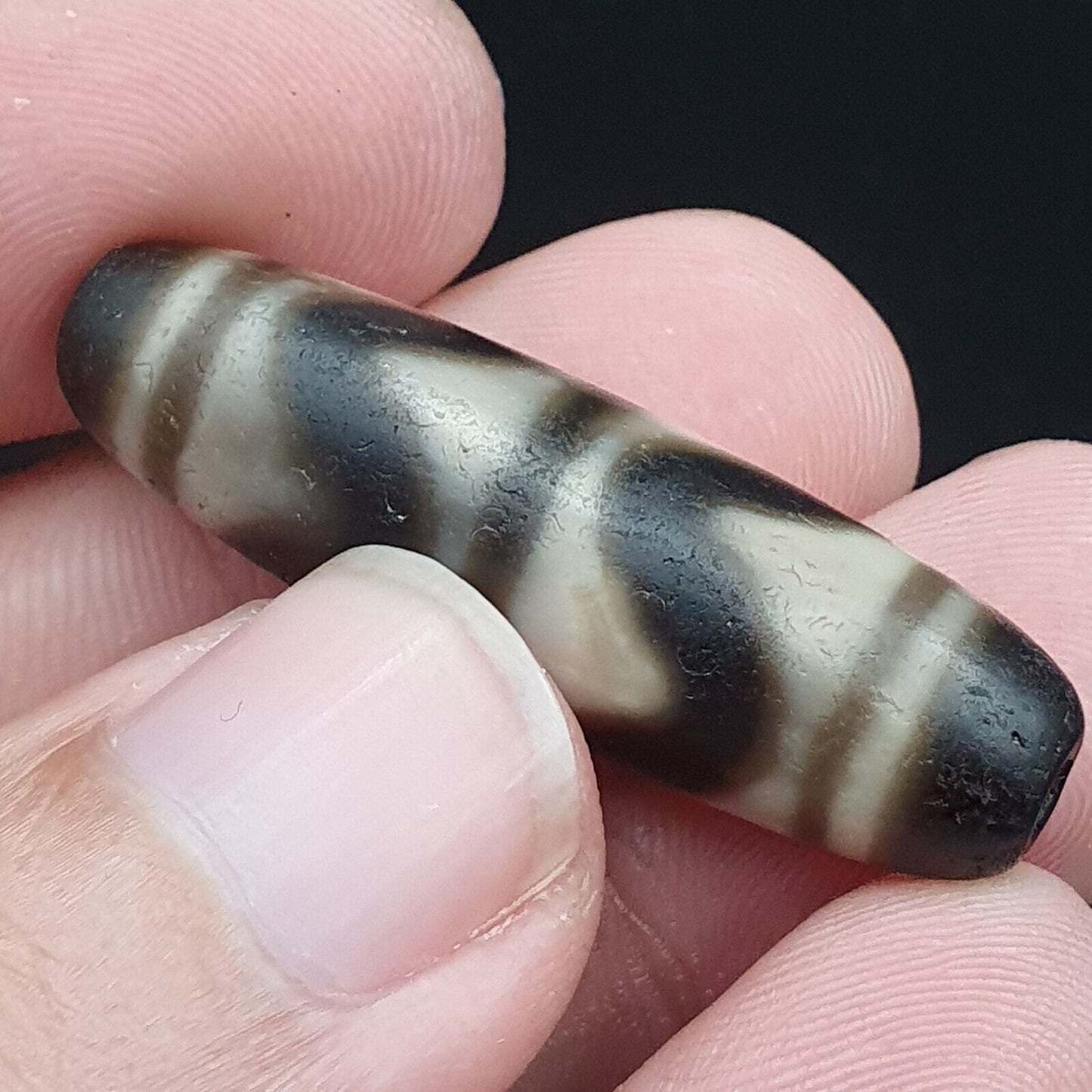 B#2 Antike tibetische alte Achat-Perle mit kraftvollem Dzi-Amulett