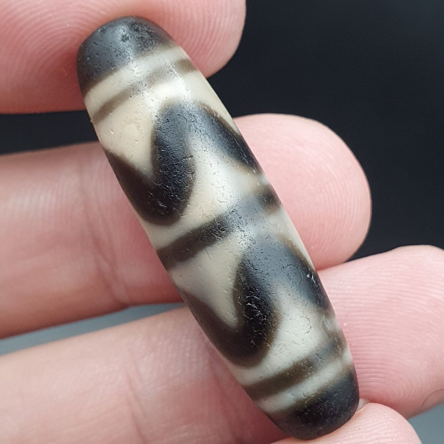 B#2 Antike tibetische alte Achat-Perle mit kraftvollem Dzi-Amulett