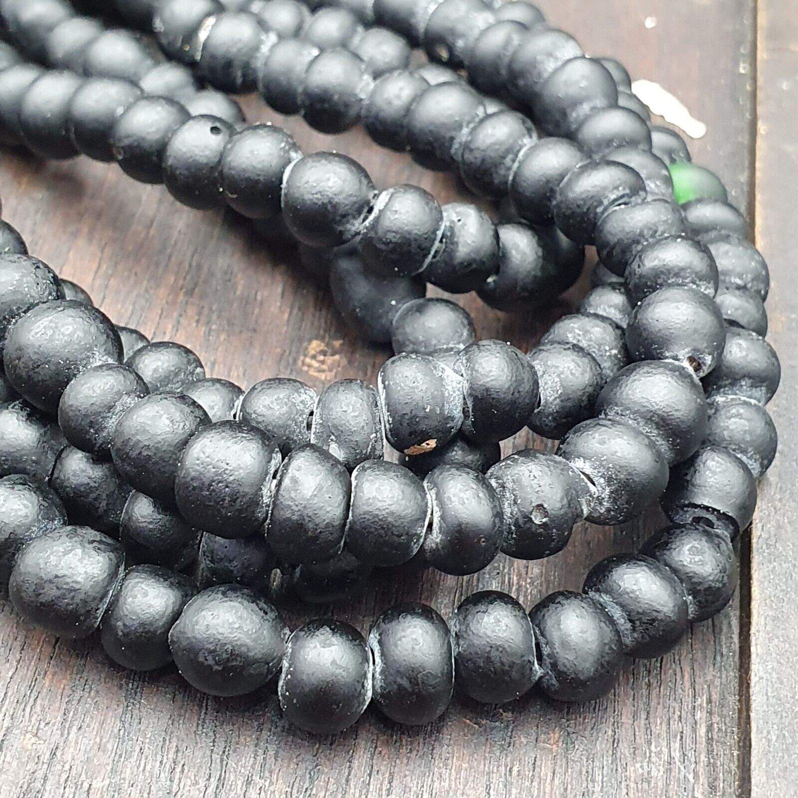 Vintage  BEAUTIFUL OLD AFRICAN Black GLASS TRADE ANTIQUE BEADs Strand 7-8mm