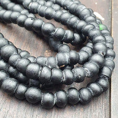 Vintage  BEAUTIFUL OLD AFRICAN Black GLASS TRADE ANTIQUE BEADs Strand 7-8mm