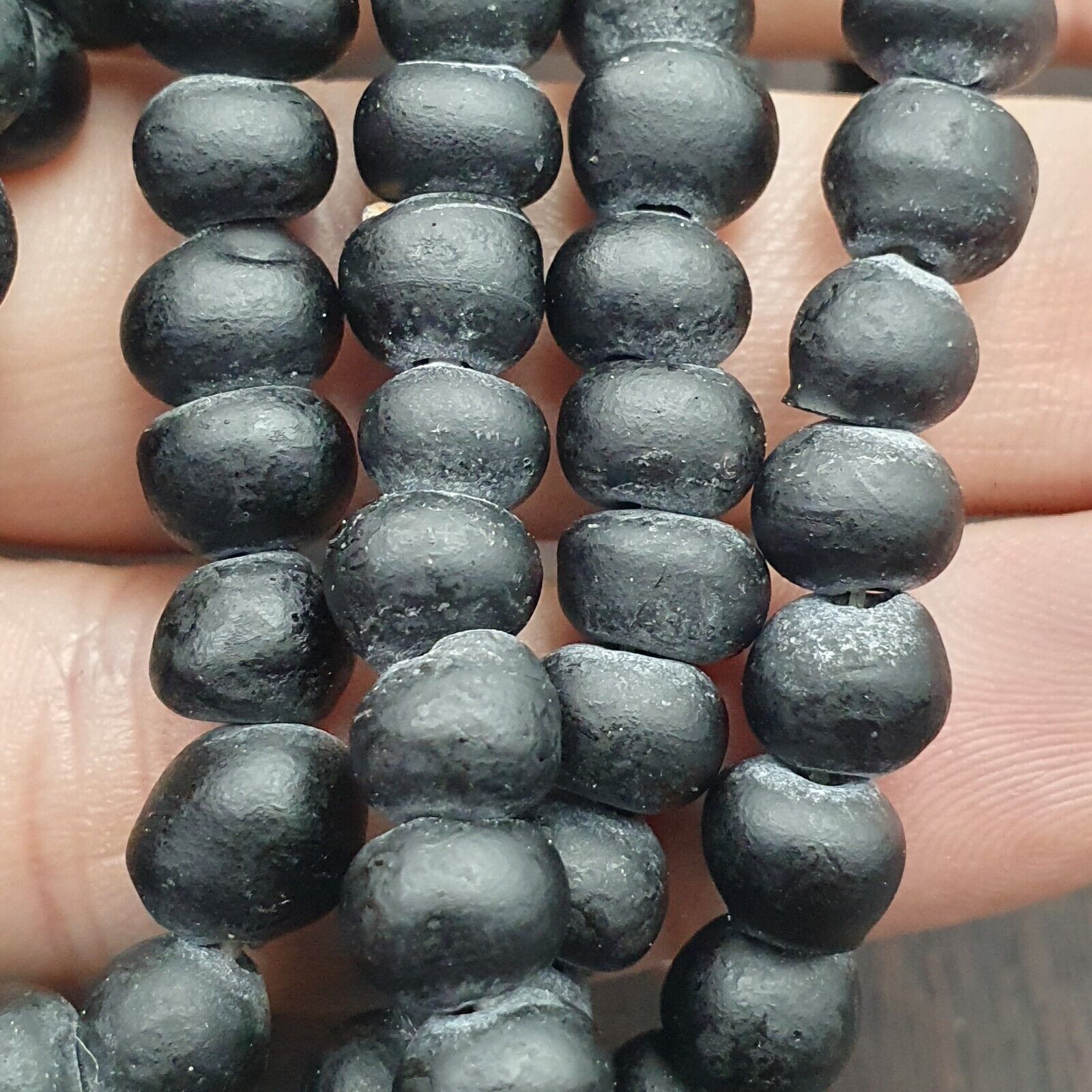 Vintage  BEAUTIFUL OLD AFRICAN Black GLASS TRADE ANTIQUE BEADs Strand 7-8mm