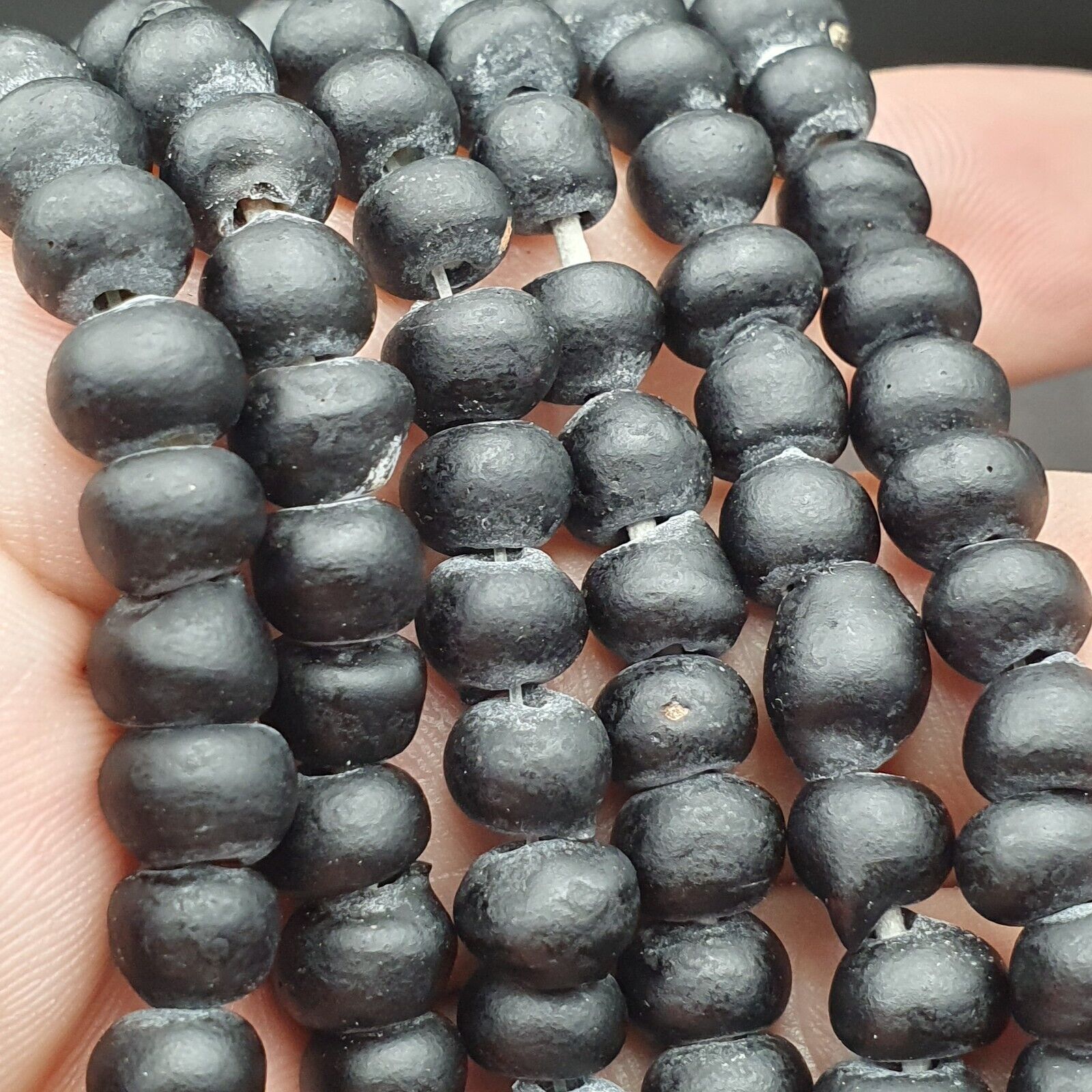 Vintage  BEAUTIFUL OLD AFRICAN Black GLASS TRADE ANTIQUE BEADs Strand 7-8mm