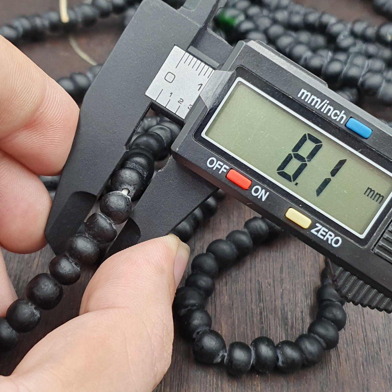 Vintage  BEAUTIFUL OLD AFRICAN Black GLASS TRADE ANTIQUE BEADs Strand 7-8mm