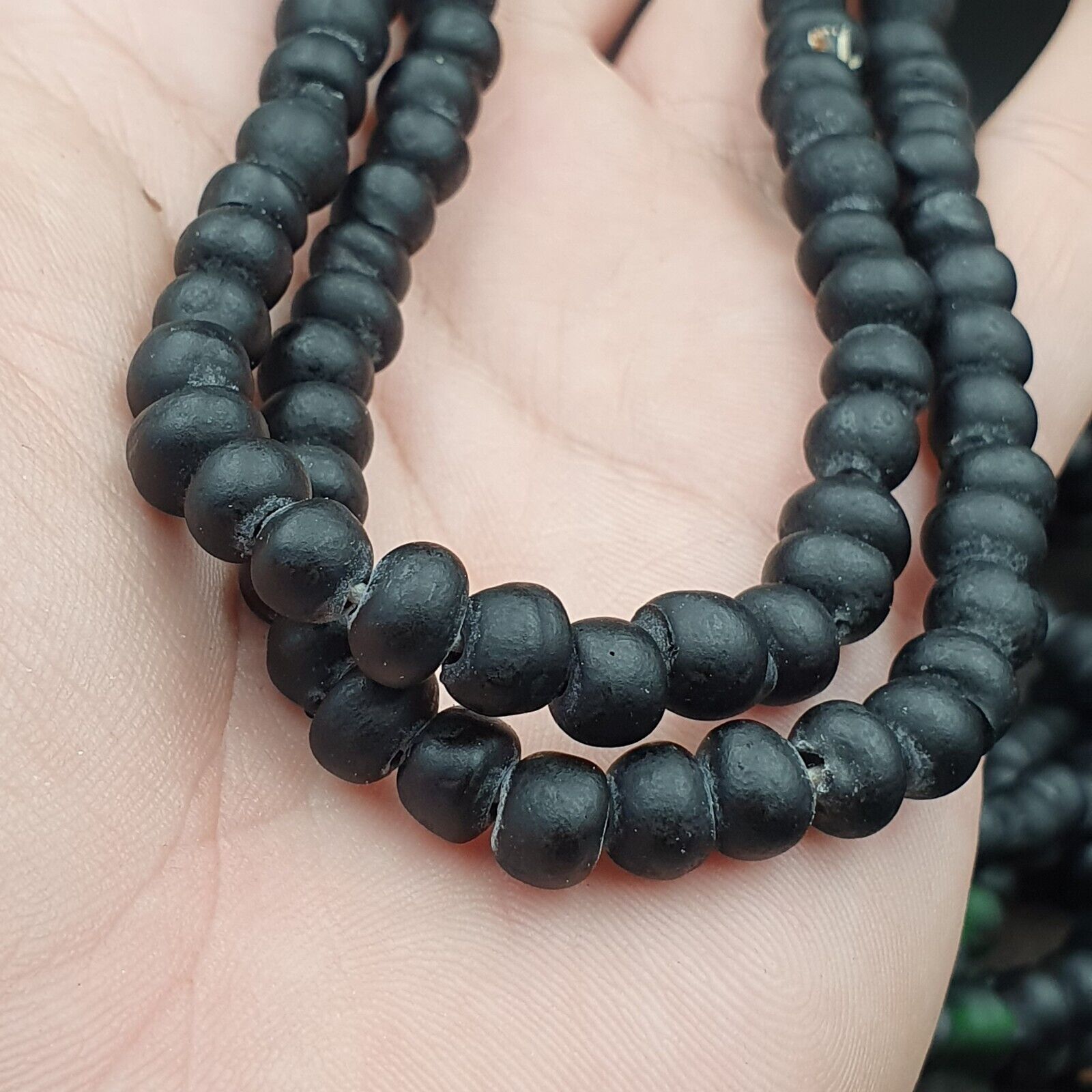 Vintage  BEAUTIFUL OLD AFRICAN Black GLASS TRADE ANTIQUE BEADs Strand 7-8mm