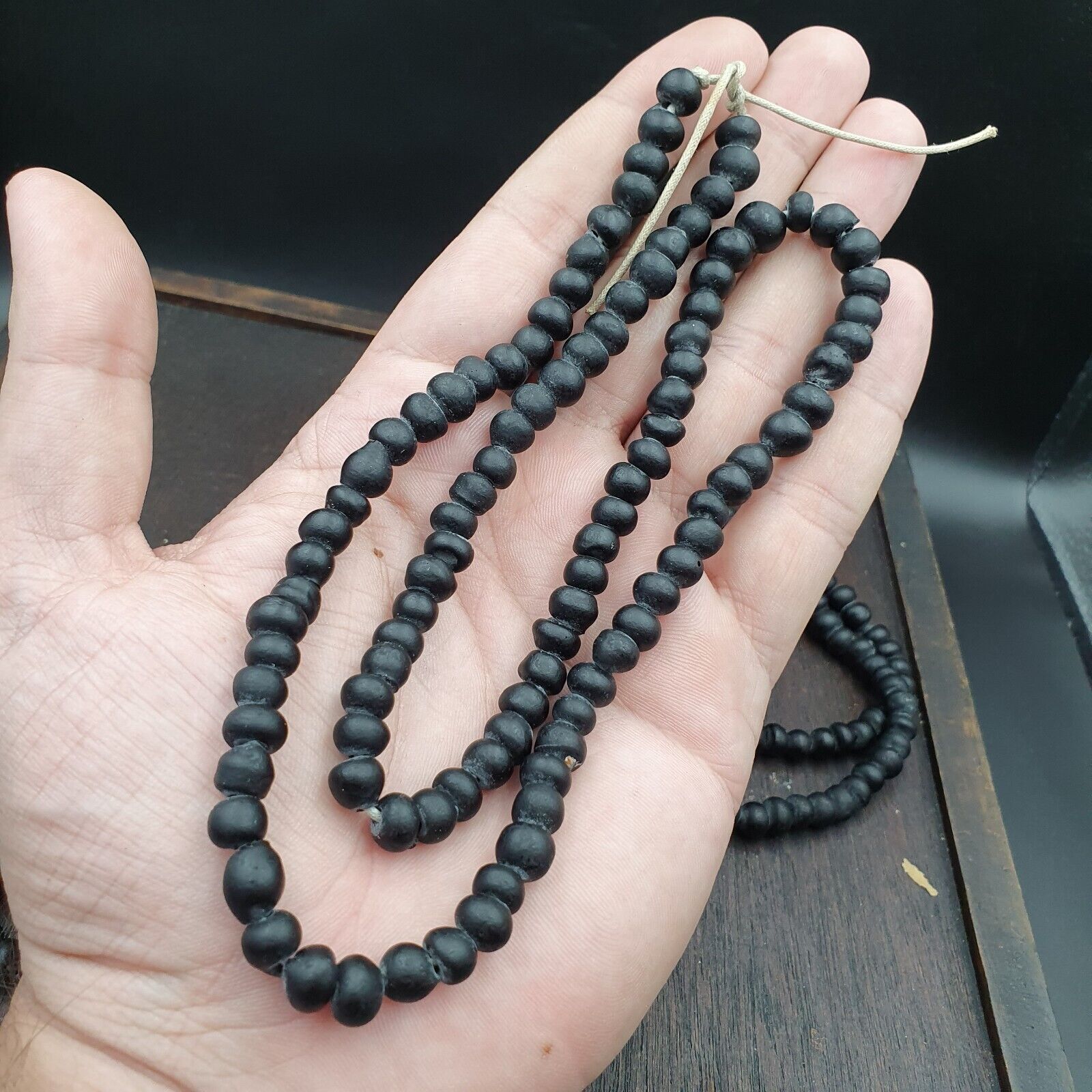 Vintage  BEAUTIFUL OLD AFRICAN Black GLASS TRADE ANTIQUE BEADs Strand 7-8mm