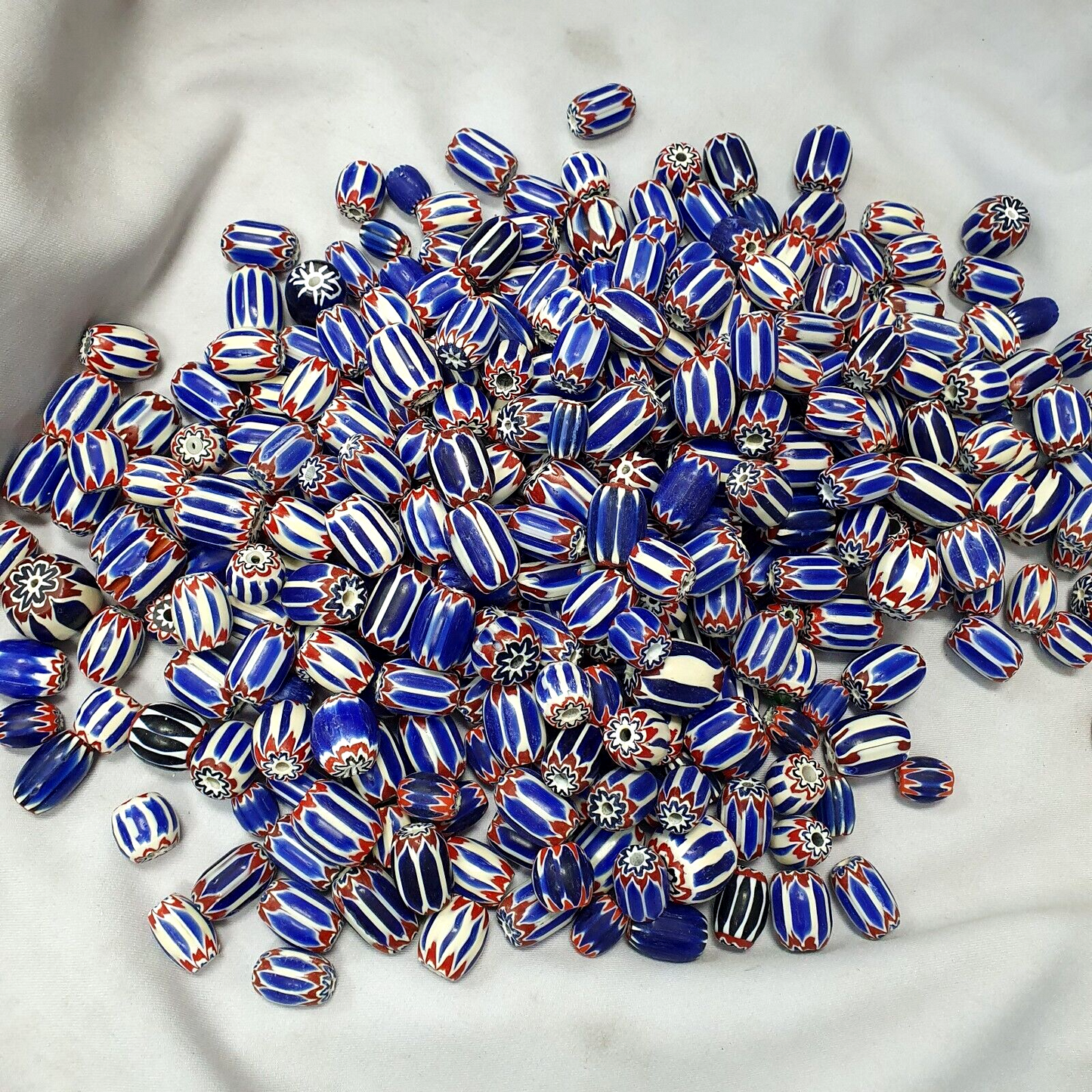 3,8 kg Lot antike venezianisch inspirierte blaue Glas-Chevron-Perlen zur Schmuckherstellung