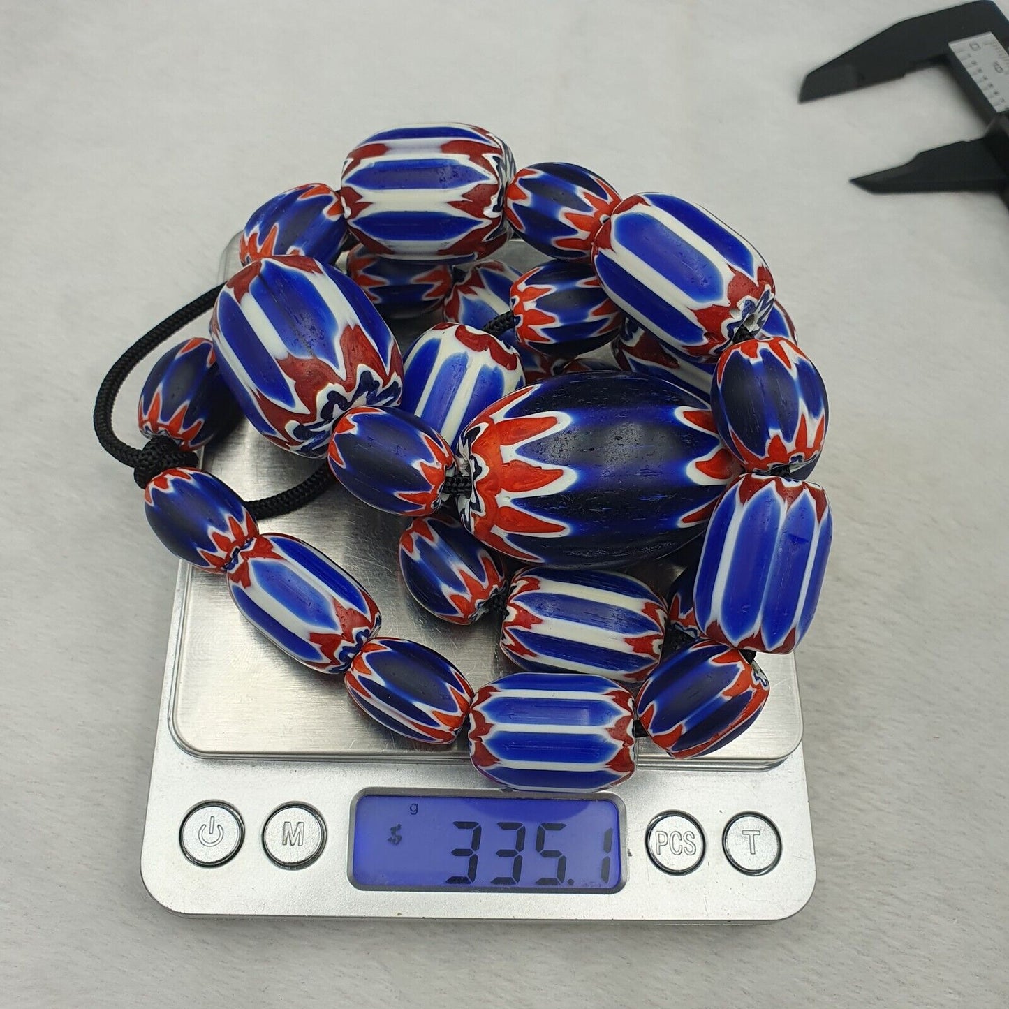335 克威尼斯風格貿易珠藍色 V 形玻璃珠長項鍊