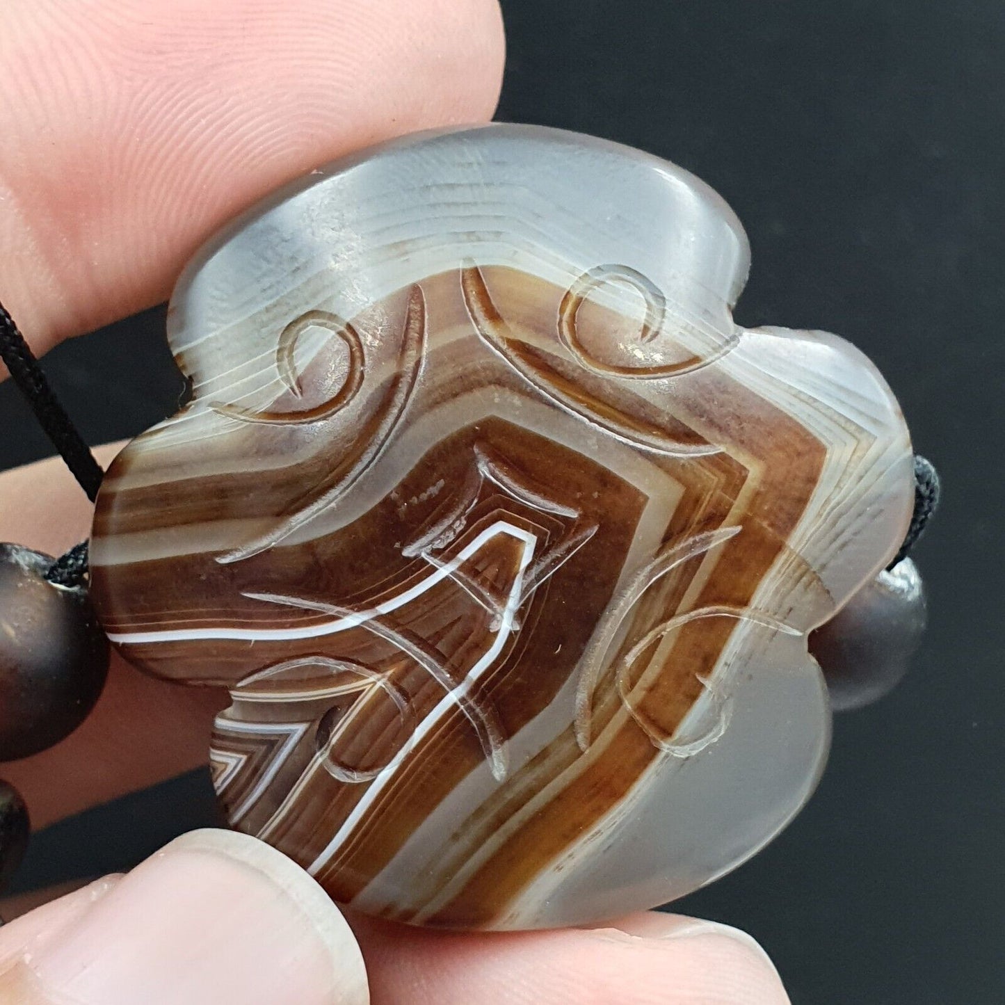 Antike tibetische chinesische Himalaya-Schnitzerei aus Achat, hängendes Amulett, Perle Nr. 35