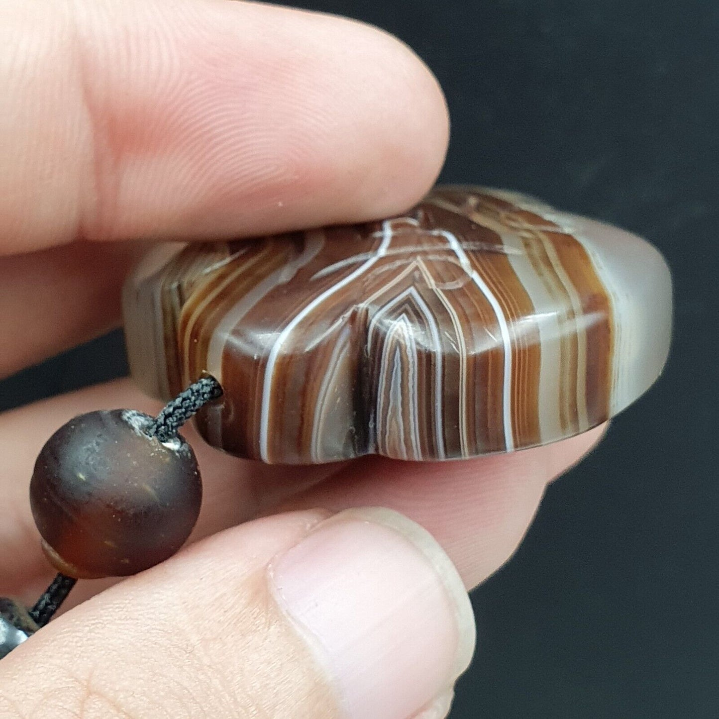Antike tibetische chinesische Himalaya-Schnitzerei aus Achat, hängendes Amulett, Perle Nr. 35