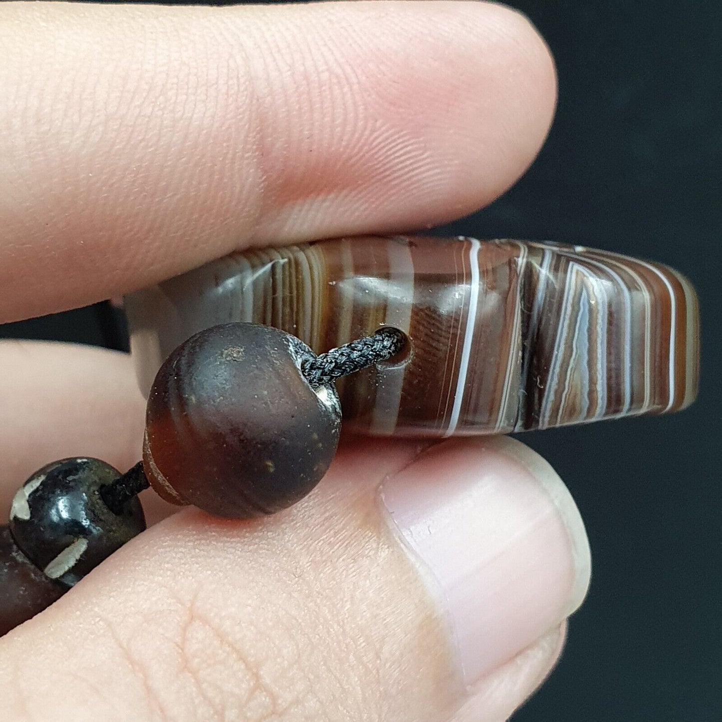 Antike tibetische chinesische Himalaya-Schnitzerei aus Achat, hängendes Amulett, Perle Nr. 35