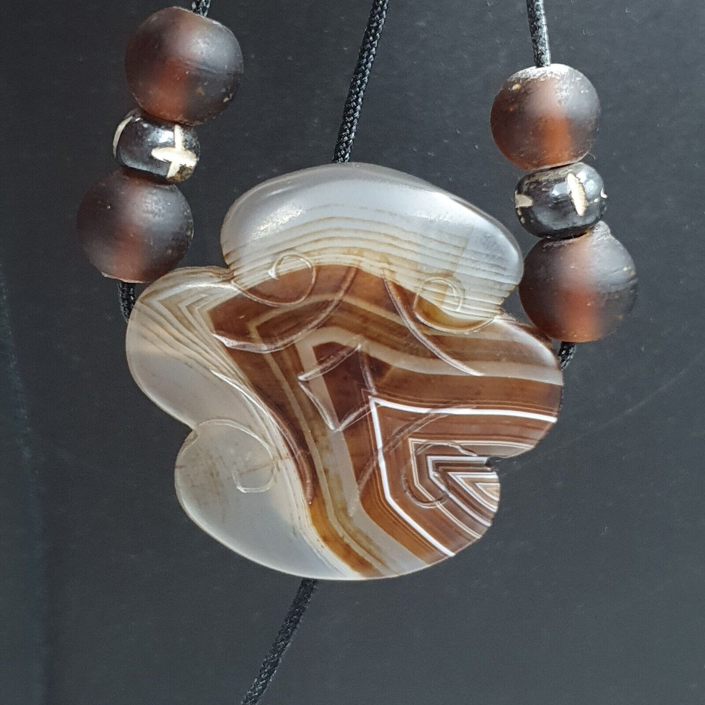 Antike tibetische chinesische Himalaya-Schnitzerei aus Achat, hängendes Amulett, Perle Nr. 35
