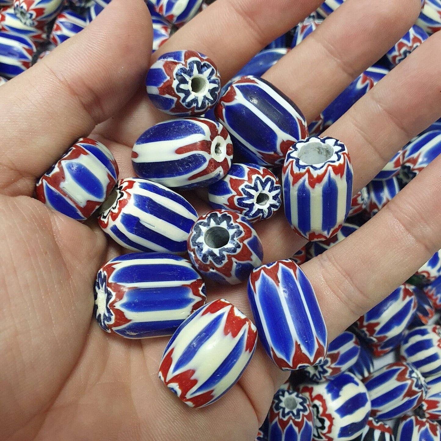 3,8 kg Lot antike venezianisch inspirierte blaue Glas-Chevron-Perlen zur Schmuckherstellung