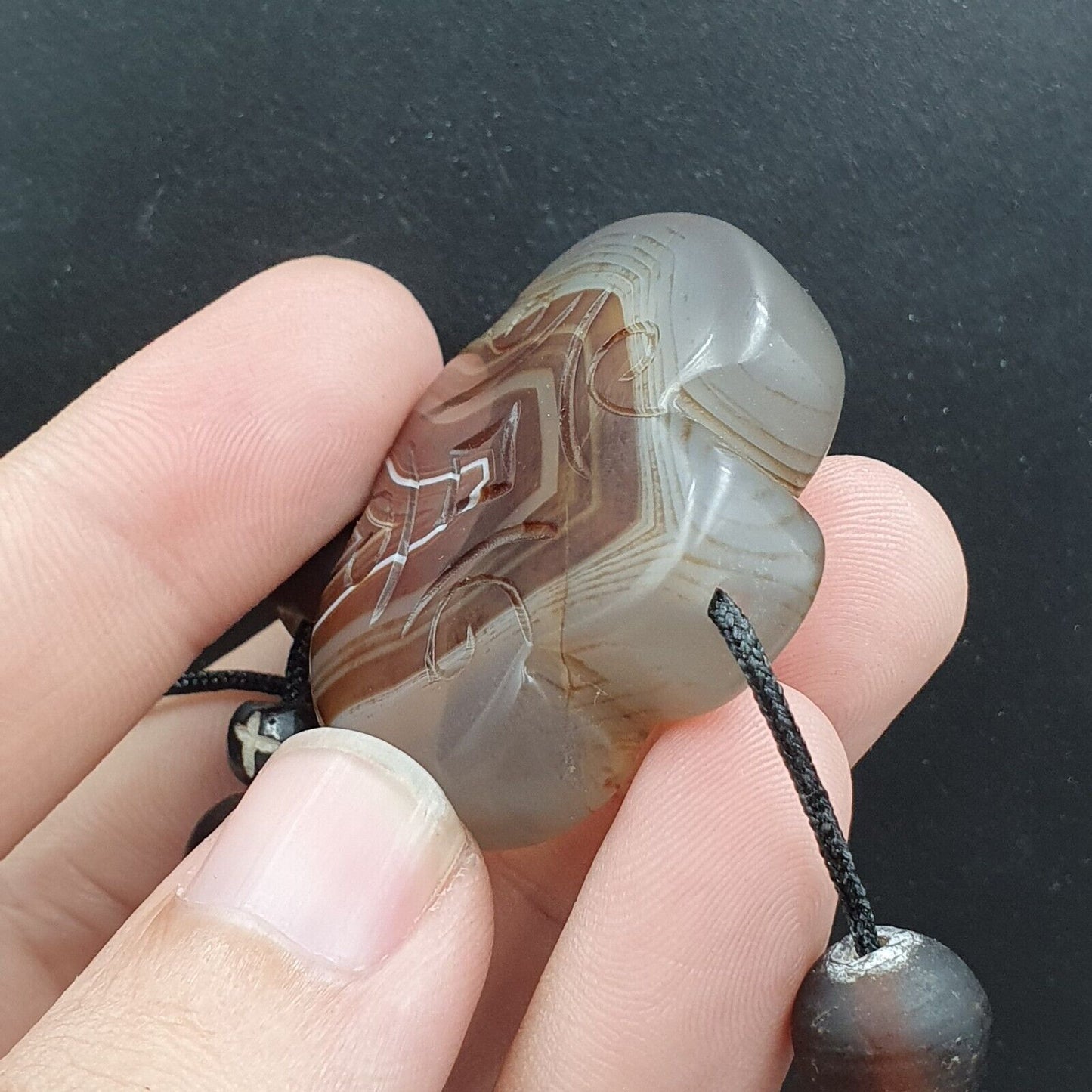 Antike tibetische chinesische Himalaya-Schnitzerei aus Achat, hängendes Amulett, Perle Nr. 35
