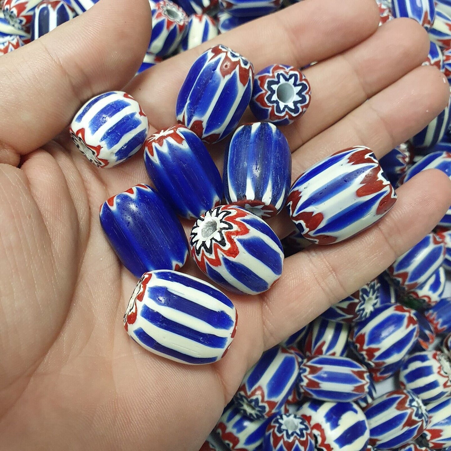 3,8 kg Lot antike venezianisch inspirierte blaue Glas-Chevron-Perlen zur Schmuckherstellung