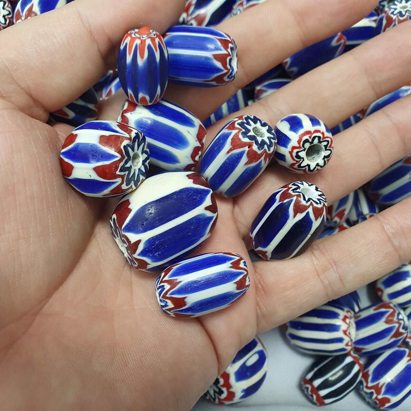 3,8 kg Lot antike venezianisch inspirierte blaue Glas-Chevron-Perlen zur Schmuckherstellung