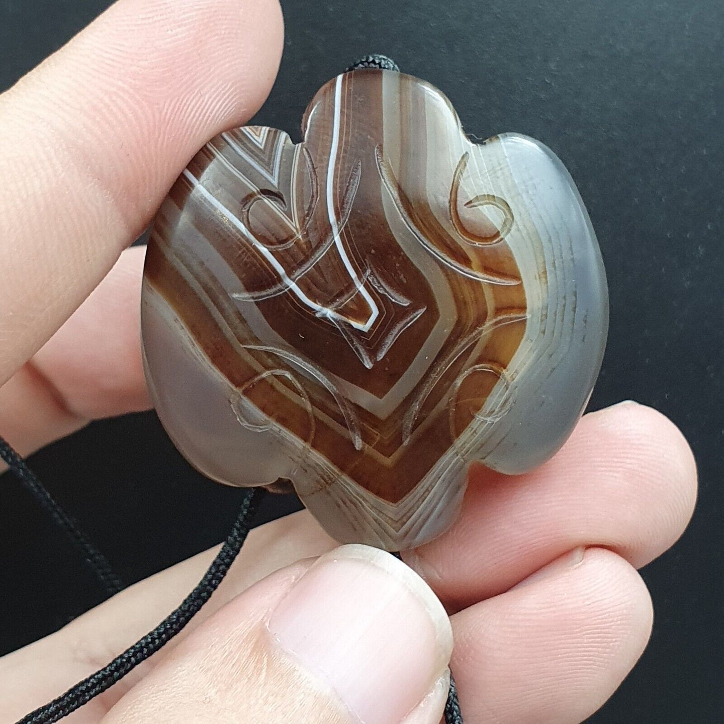 Antike tibetische chinesische Himalaya-Schnitzerei aus Achat, hängendes Amulett, Perle Nr. 35