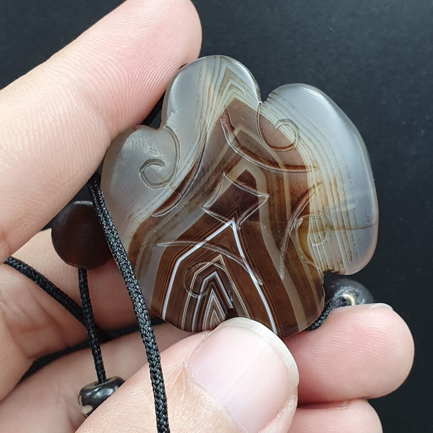 Antike tibetische chinesische Himalaya-Schnitzerei aus Achat, hängendes Amulett, Perle Nr. 35