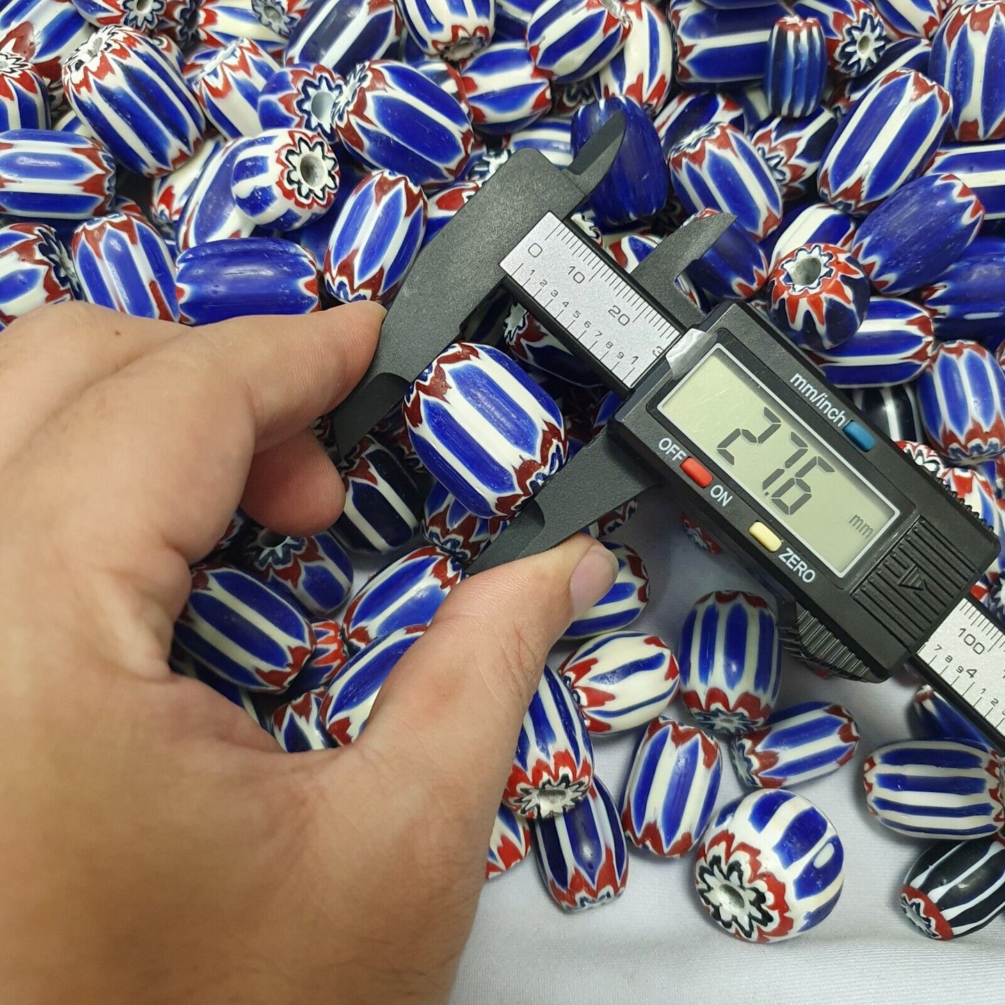 3,8 kg Lot antike venezianisch inspirierte blaue Glas-Chevron-Perlen zur Schmuckherstellung