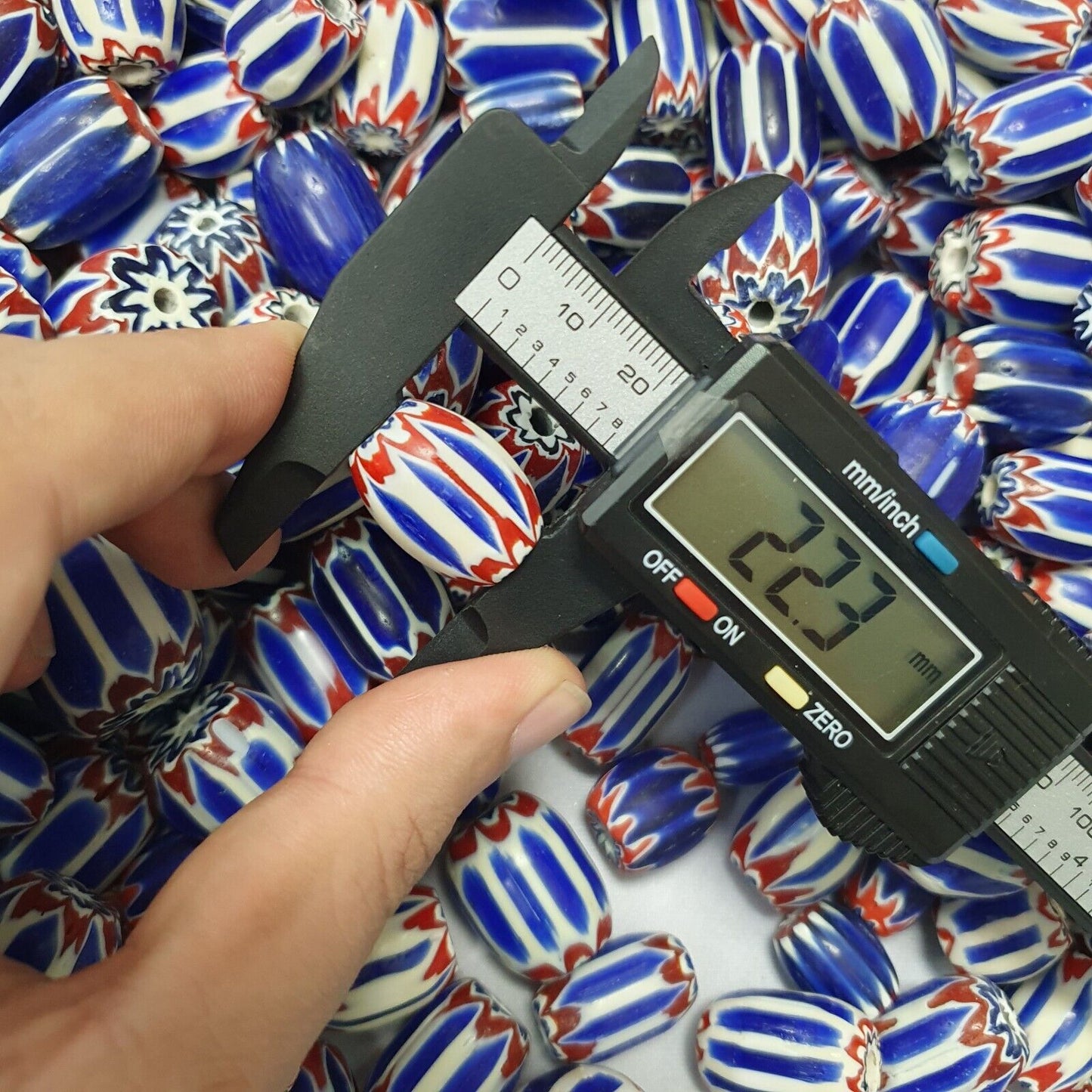 3,8 kg Lot antike venezianisch inspirierte blaue Glas-Chevron-Perlen zur Schmuckherstellung