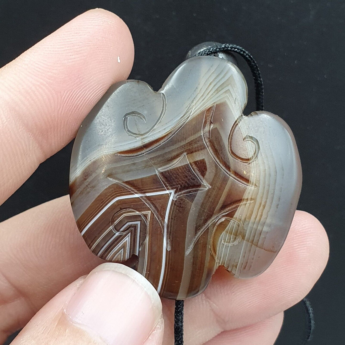 Antike tibetische chinesische Himalaya-Schnitzerei aus Achat, hängendes Amulett, Perle Nr. 35