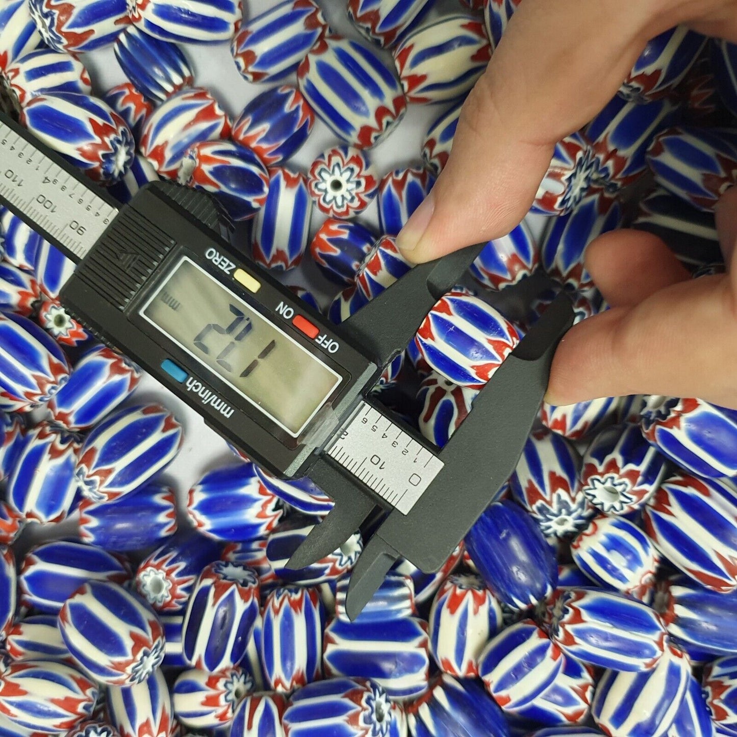 3,8 kg Lot antike venezianisch inspirierte blaue Glas-Chevron-Perlen zur Schmuckherstellung