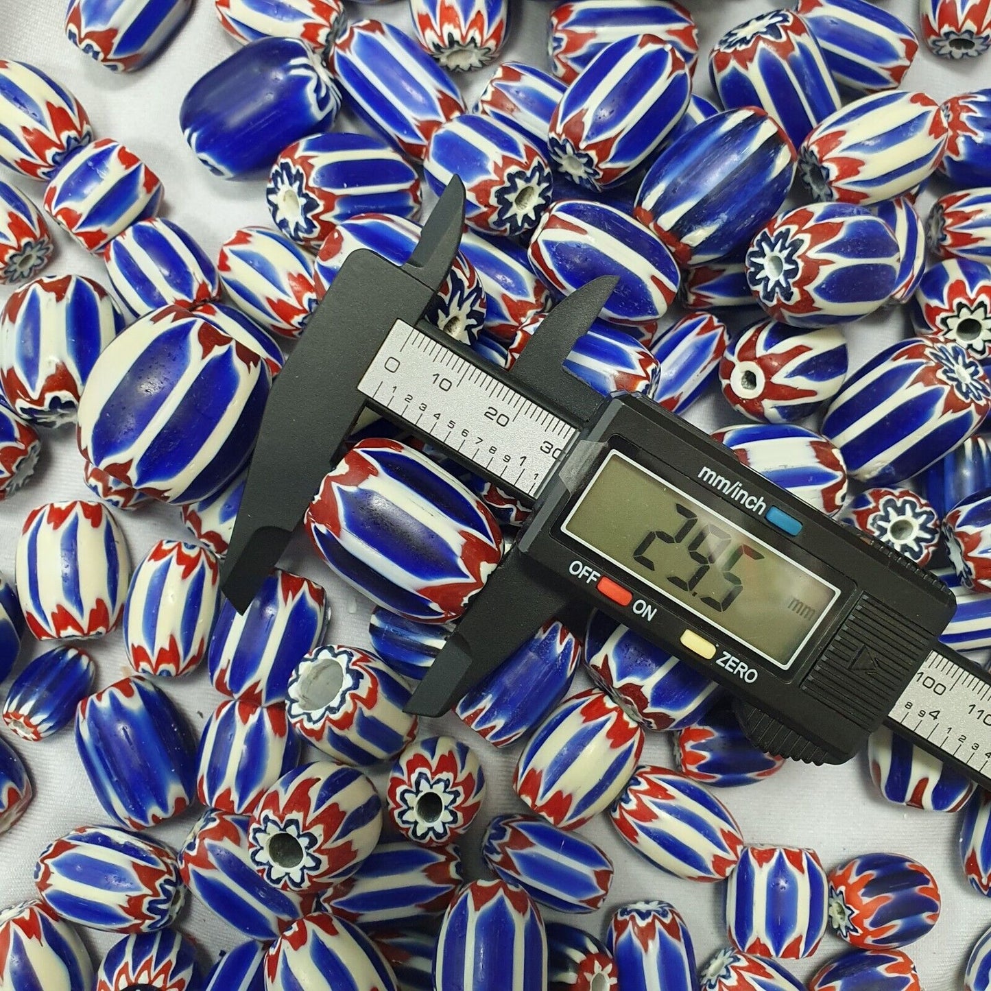 3,8 kg Lot antike venezianisch inspirierte blaue Glas-Chevron-Perlen zur Schmuckherstellung