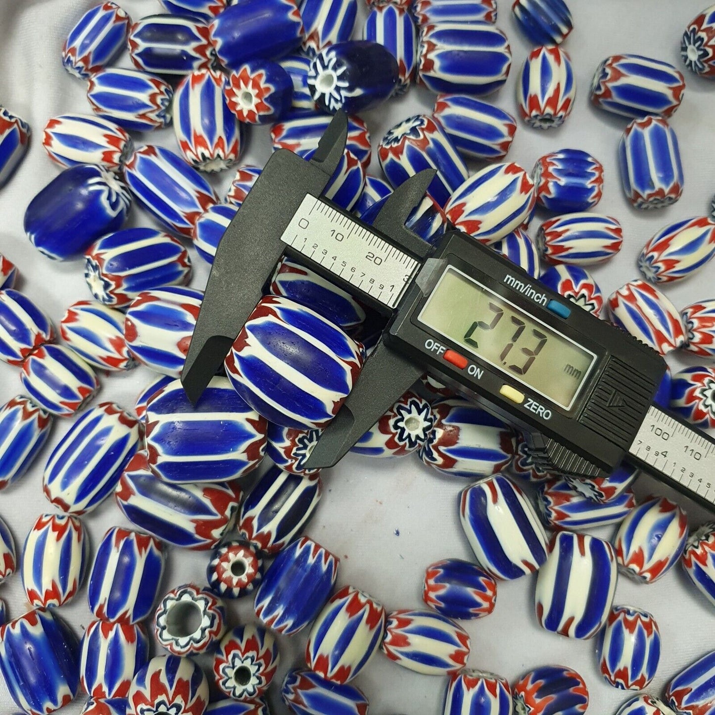 3,8 kg Lot antike venezianisch inspirierte blaue Glas-Chevron-Perlen zur Schmuckherstellung