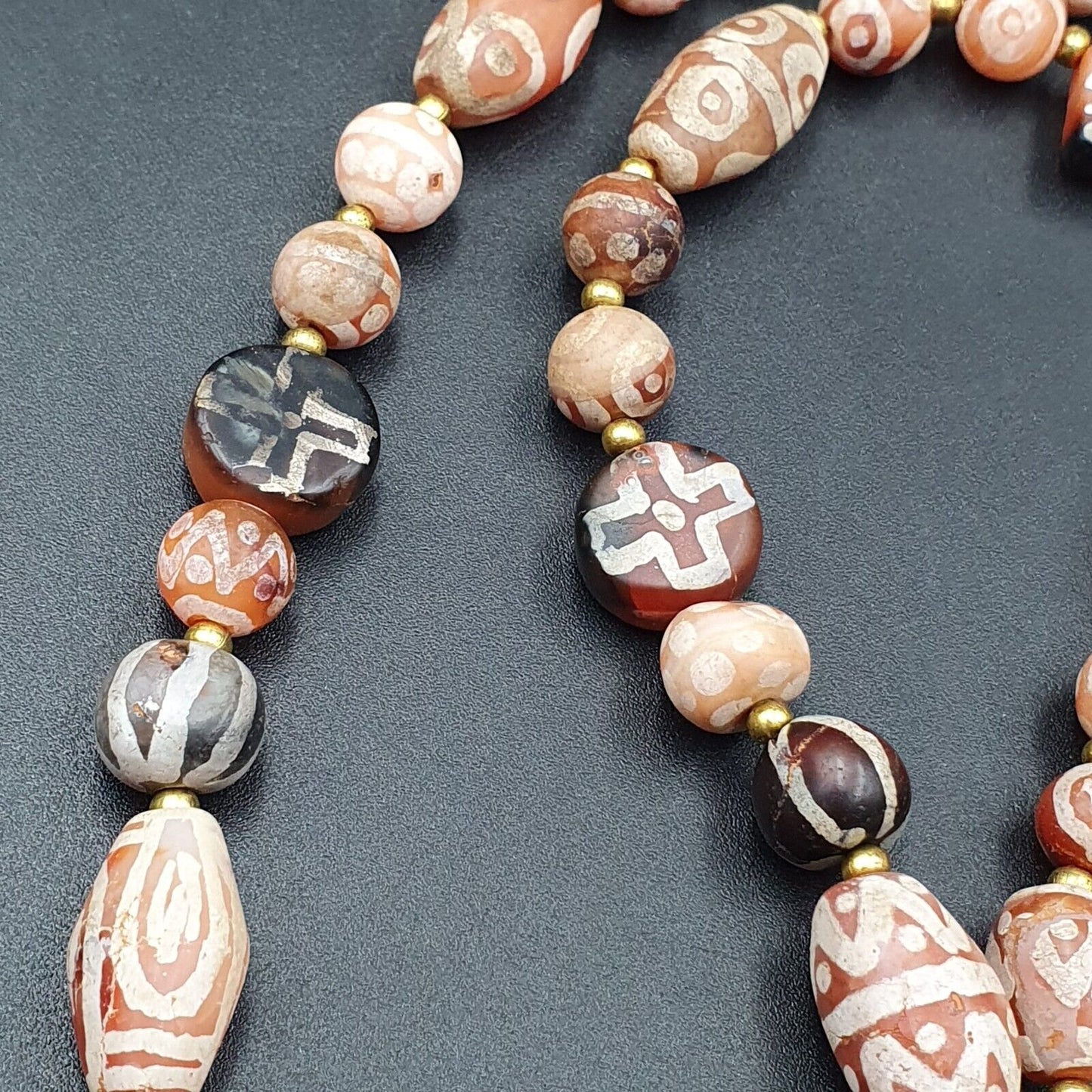 Antike Halskette mit geätzten Achatperlen aus dem Himalaja-Indo-Tibet-Zentralasien