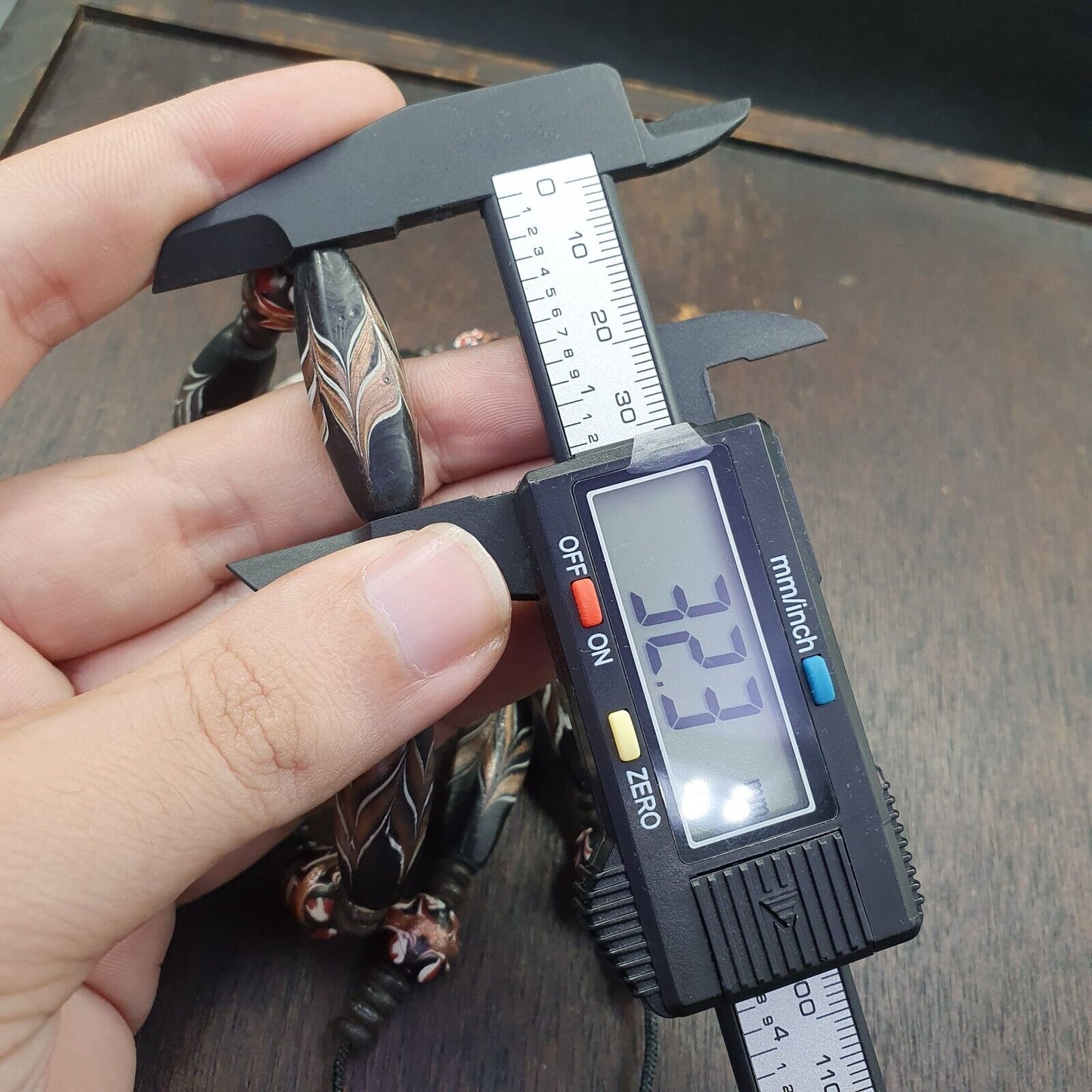 復古美麗 Venerano 藝術花式 32×14 毫米砂金石黑色玻璃珠串