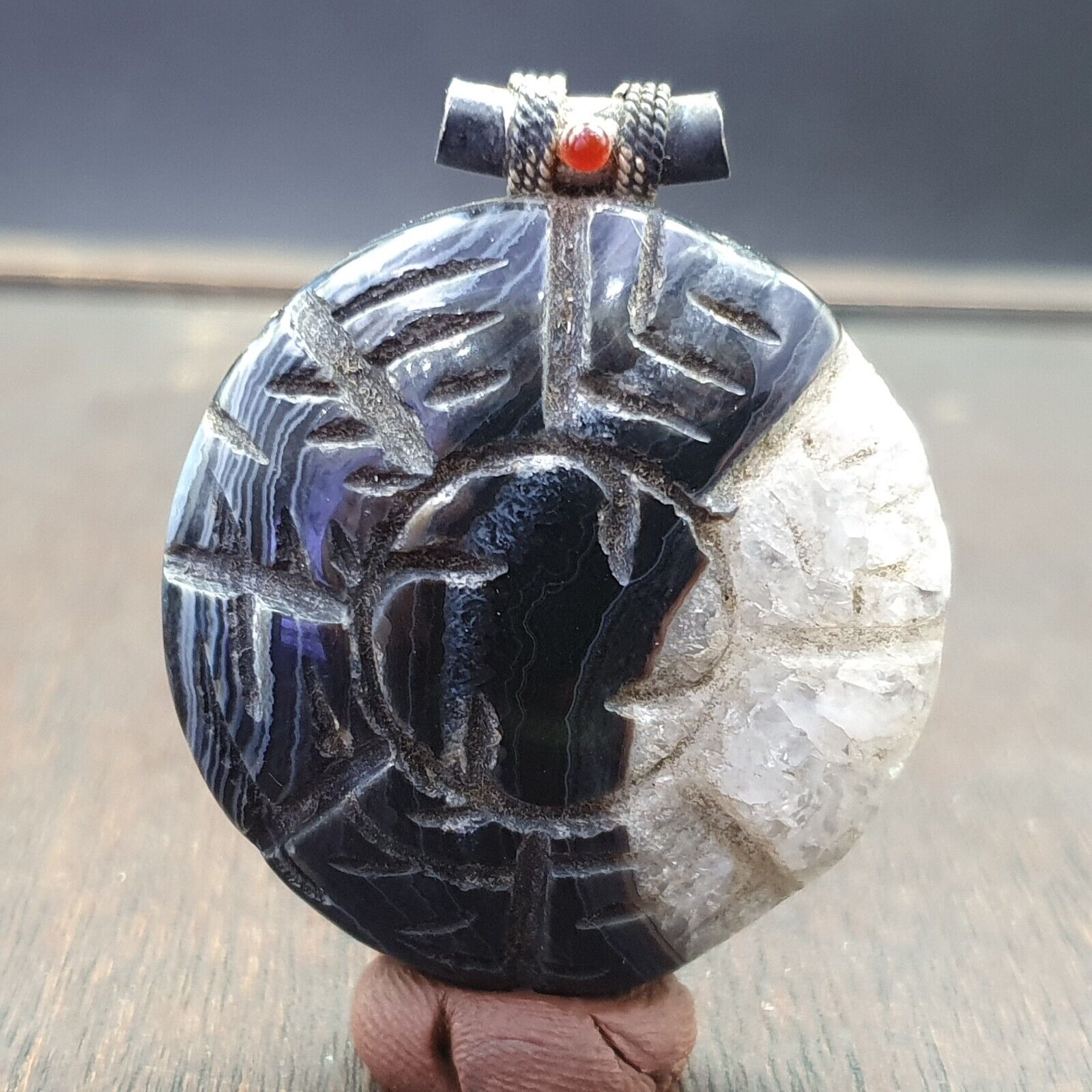 Antiker tibetischer Himalaya-Schnitz-Achatperlen-Anhänger mit Haken aus Sterlingsilber