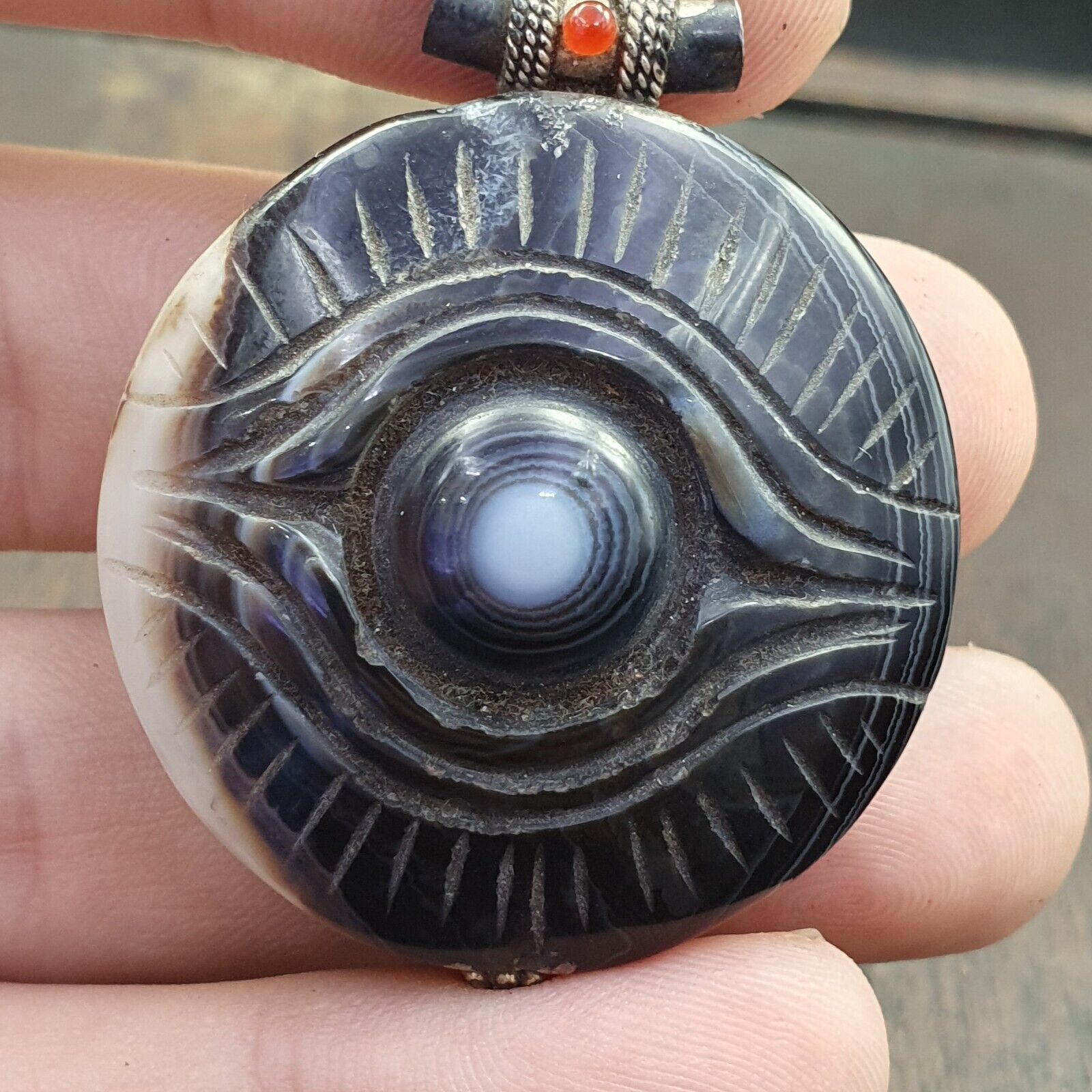 Antiker tibetischer Himalaya-Schnitz-Achatperlen-Anhänger mit Haken aus Sterlingsilber