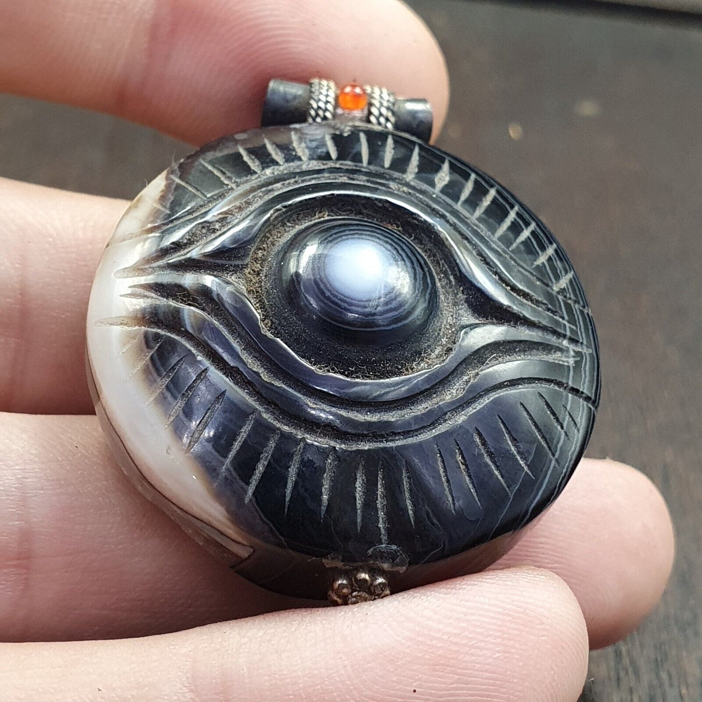 古董西藏喜馬拉雅雕刻瑪瑙珠吊墜，帶純銀鉤