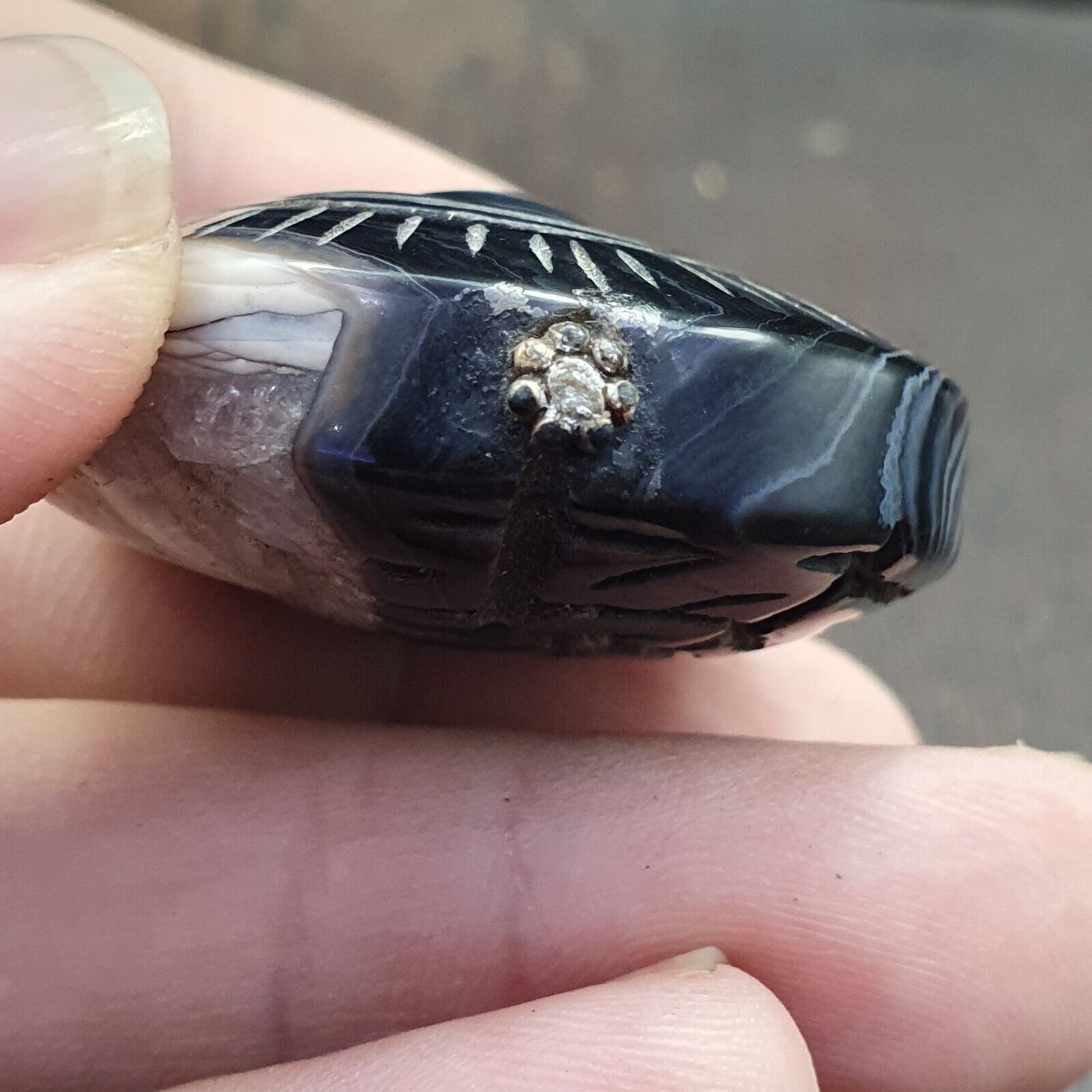 Antiker tibetischer Himalaya-Schnitz-Achatperlen-Anhänger mit Haken aus Sterlingsilber
