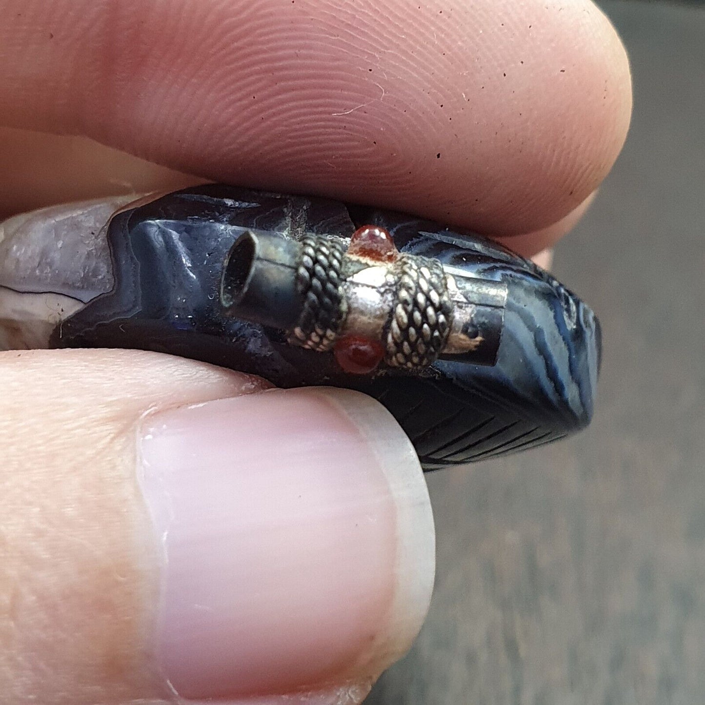 古董西藏喜馬拉雅雕刻瑪瑙珠吊墜，帶純銀鉤