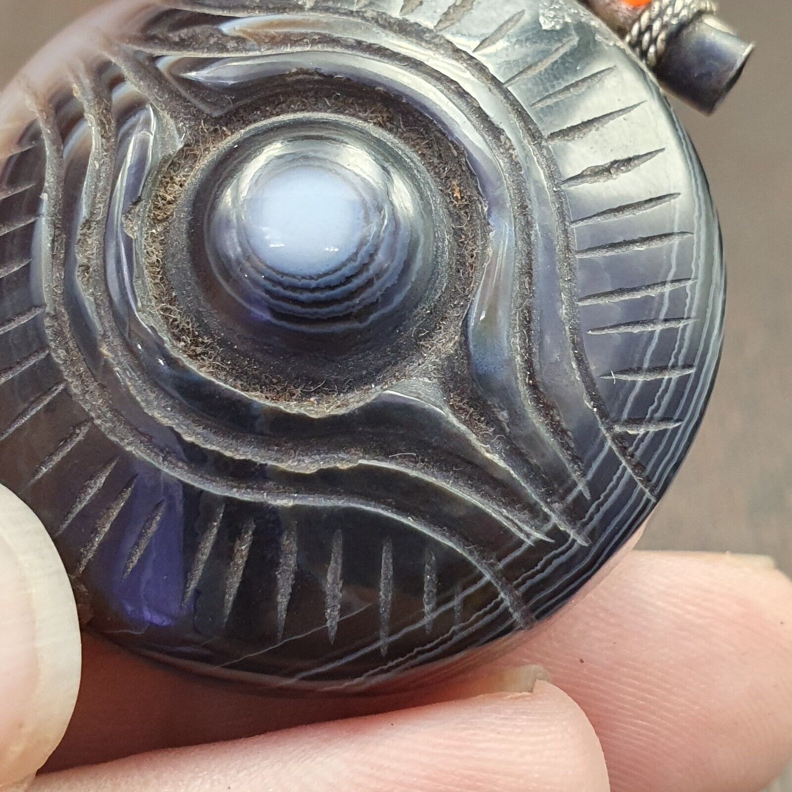 Antiker tibetischer Himalaya-Schnitz-Achatperlen-Anhänger mit Haken aus Sterlingsilber